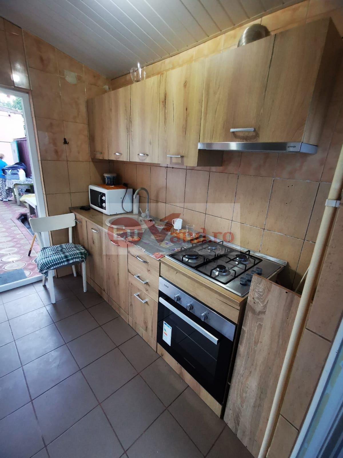 De inchiriat casa cu 2 camere, strada Romana, 300 euro - 1