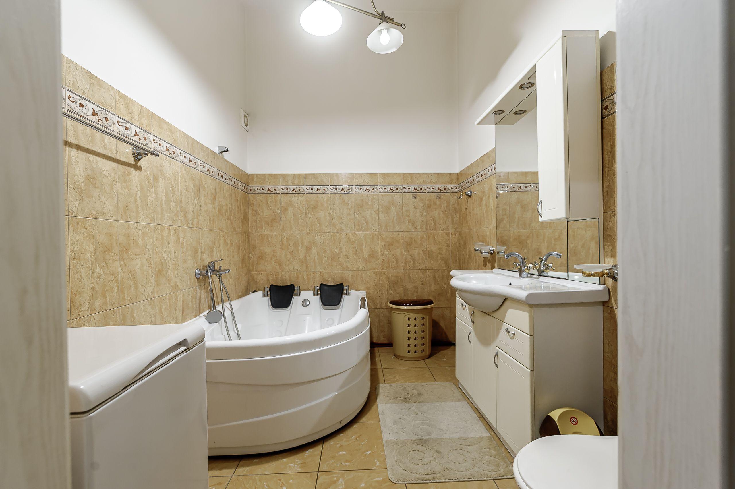 PRET NOU! Apartament 2 camere - Etaj 1 - Palatul Neumann - COMISION 0 - 6