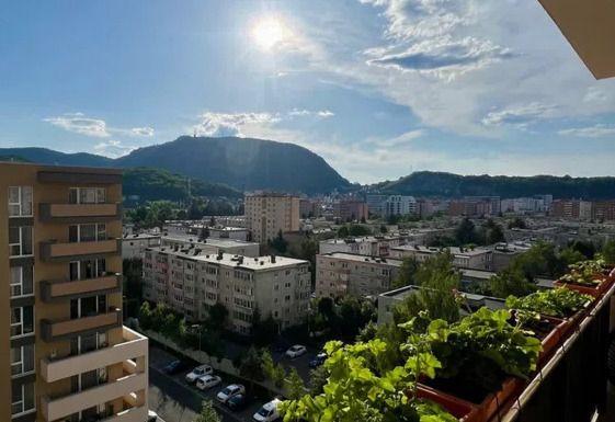 Un apartament în care priveliștea către Tâmpa face parte din experiența de zi cu - 3