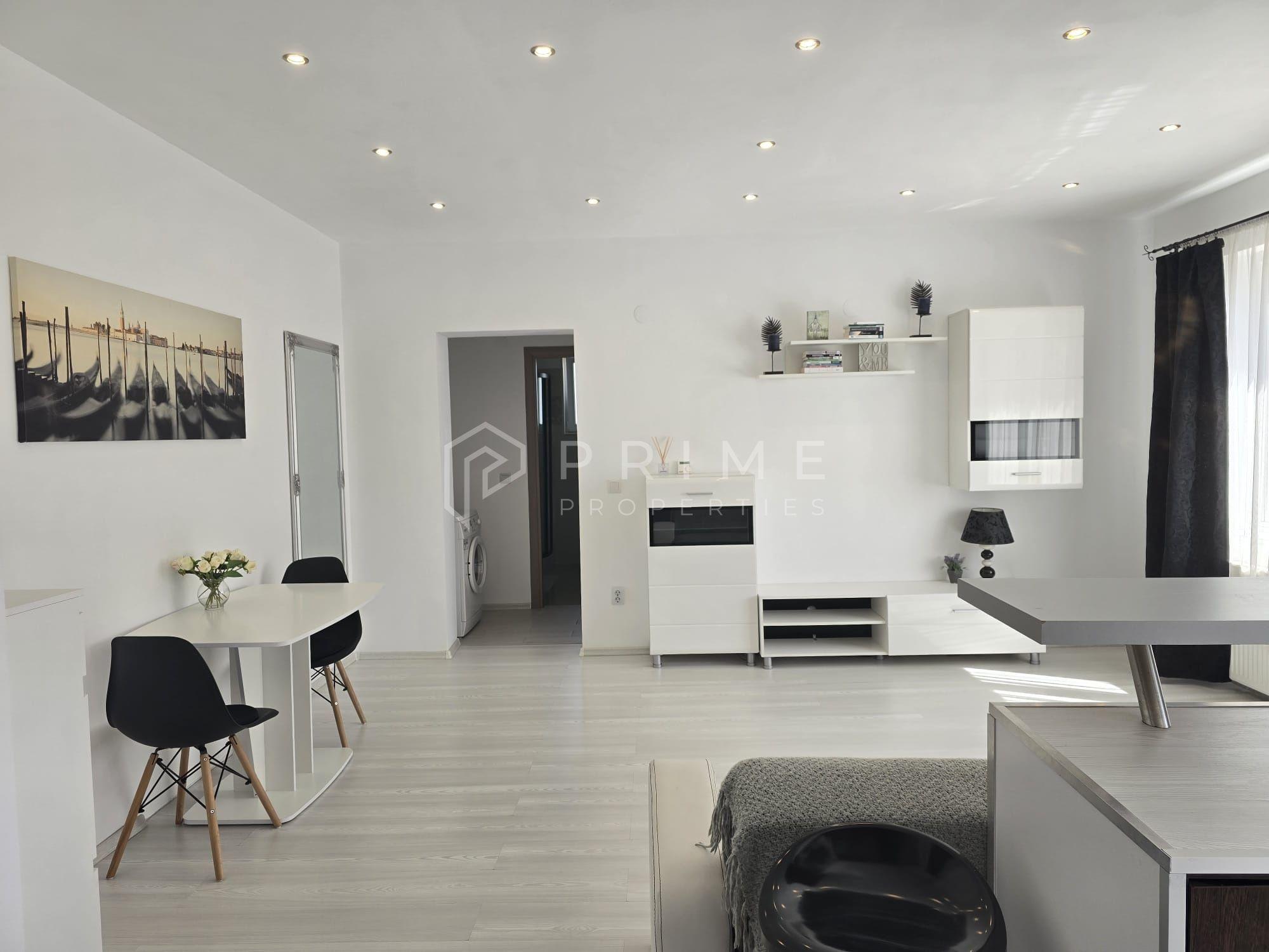 Apartament Modern cu 2 Camere, Curte Privată și Loc de Parcare-Unirii - 1