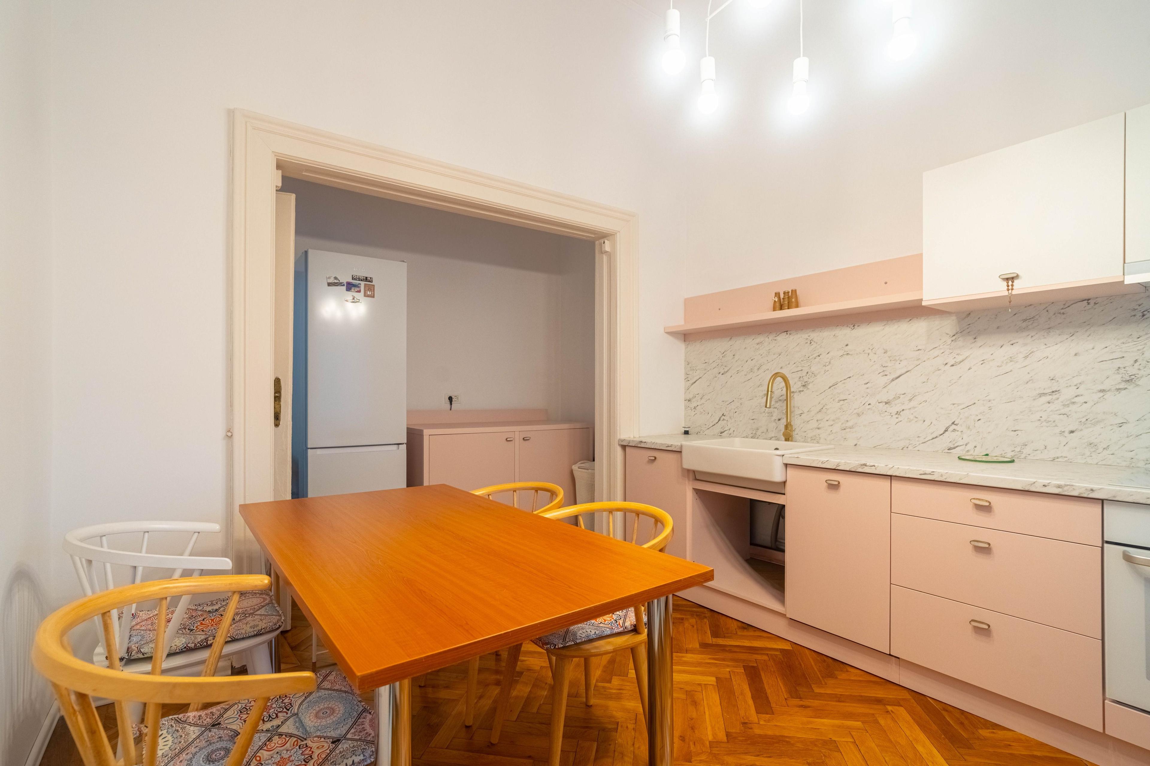 Închiriere apartament ultracentral cu parcare privată | 97 mp, - 2