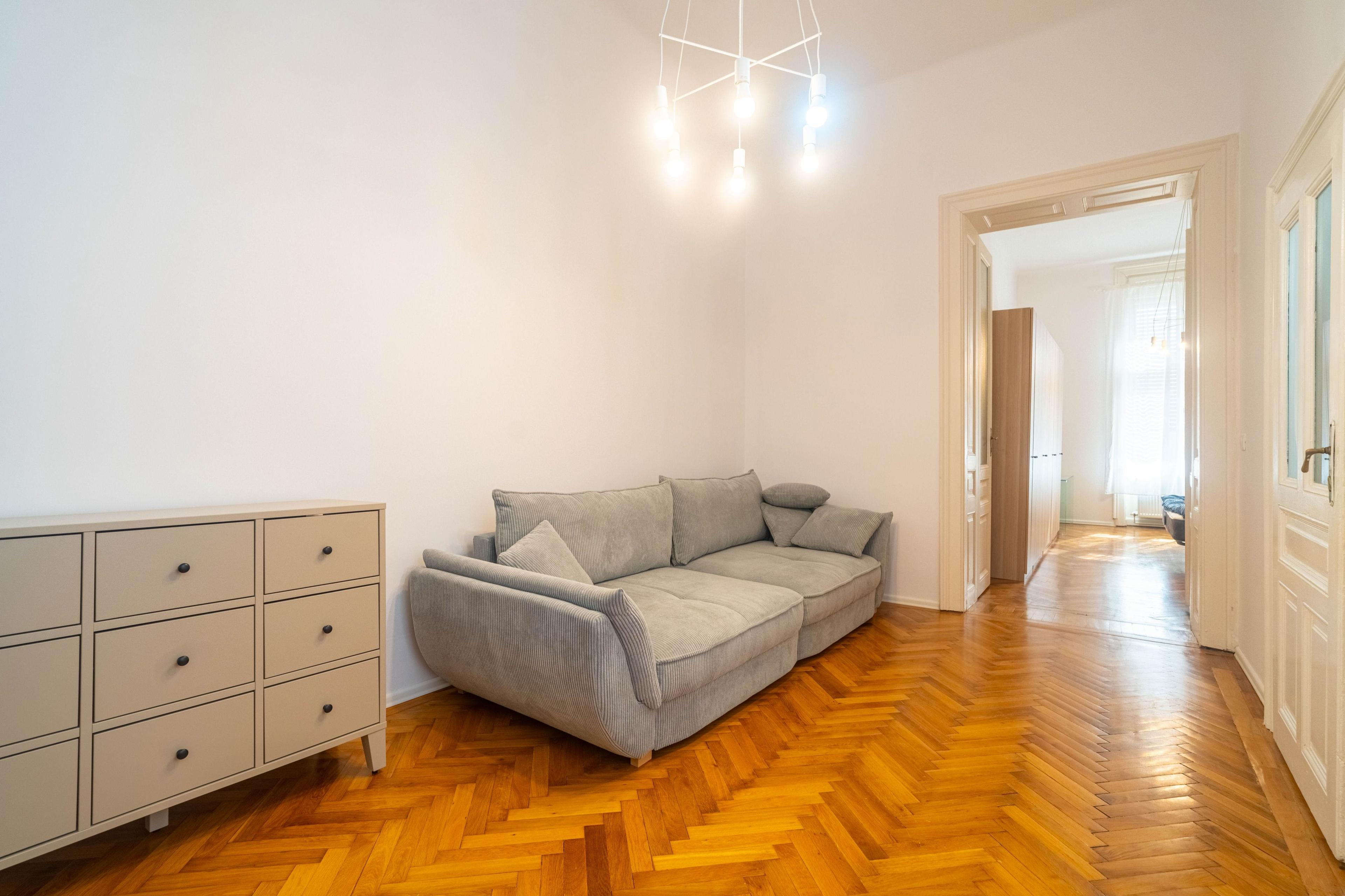 Închiriere apartament ultracentral cu parcare privată | 97 mp, - 1