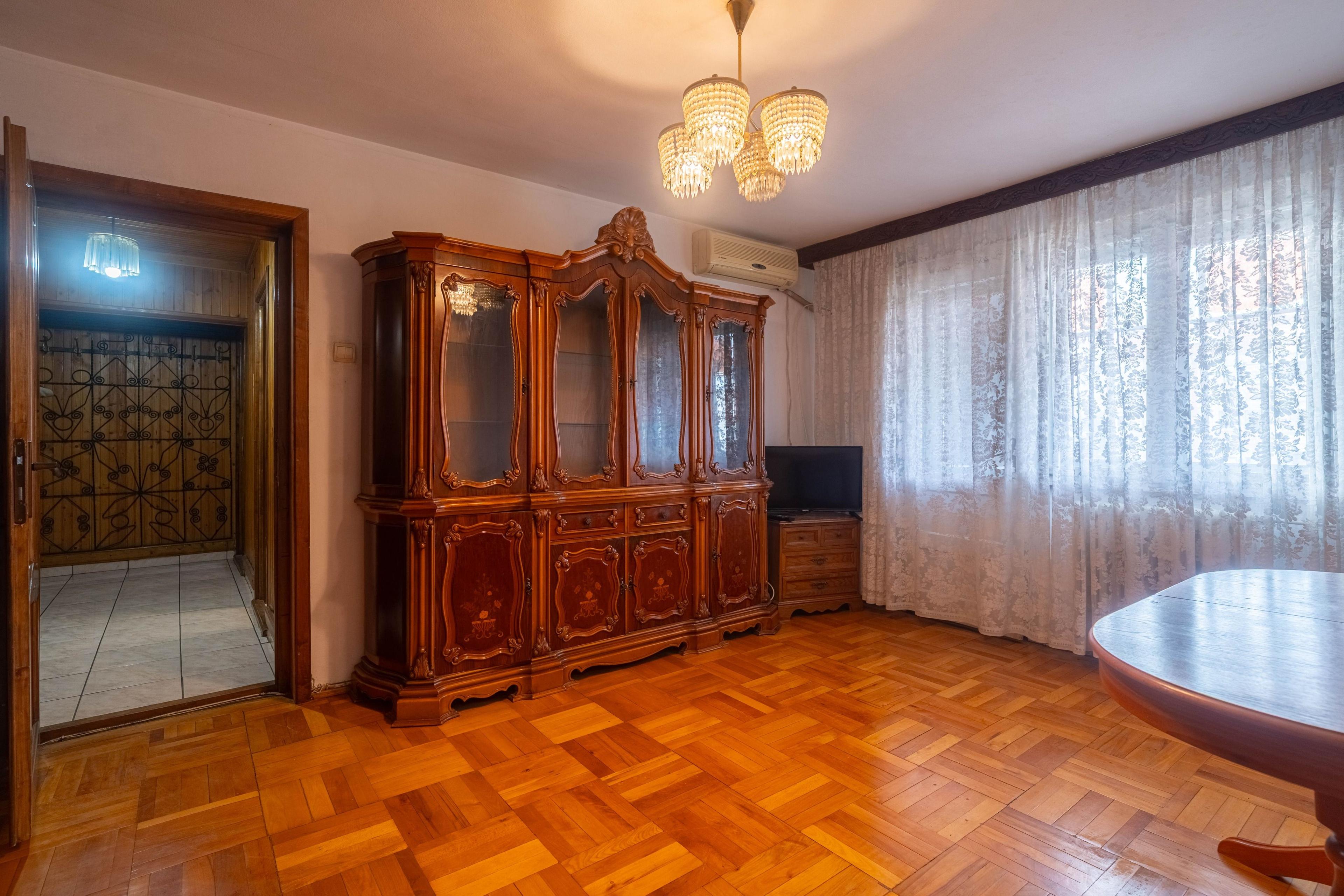 Apartament 3 camere - etaj 3 - bvd. Revolutiei - COMISION 0 - 1