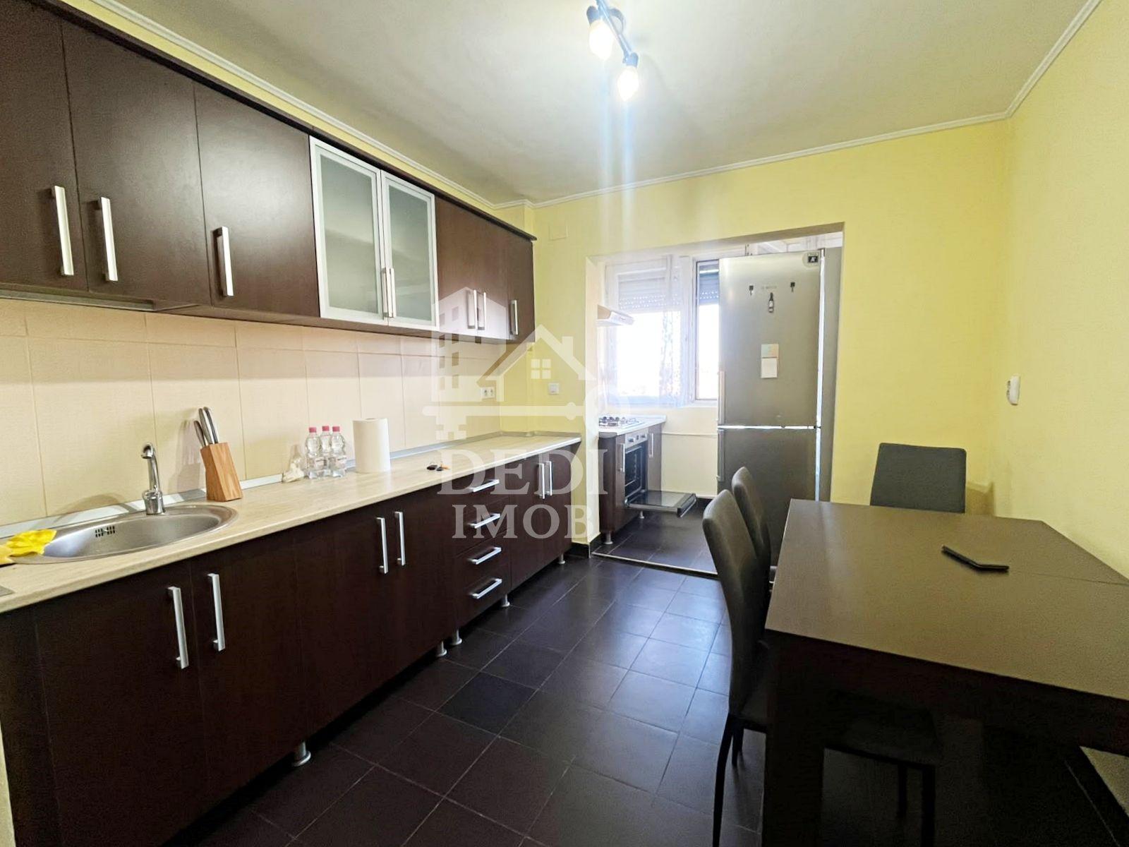 Apartament 3 camere de vanzare in zona Rogerius, Oradea - 2