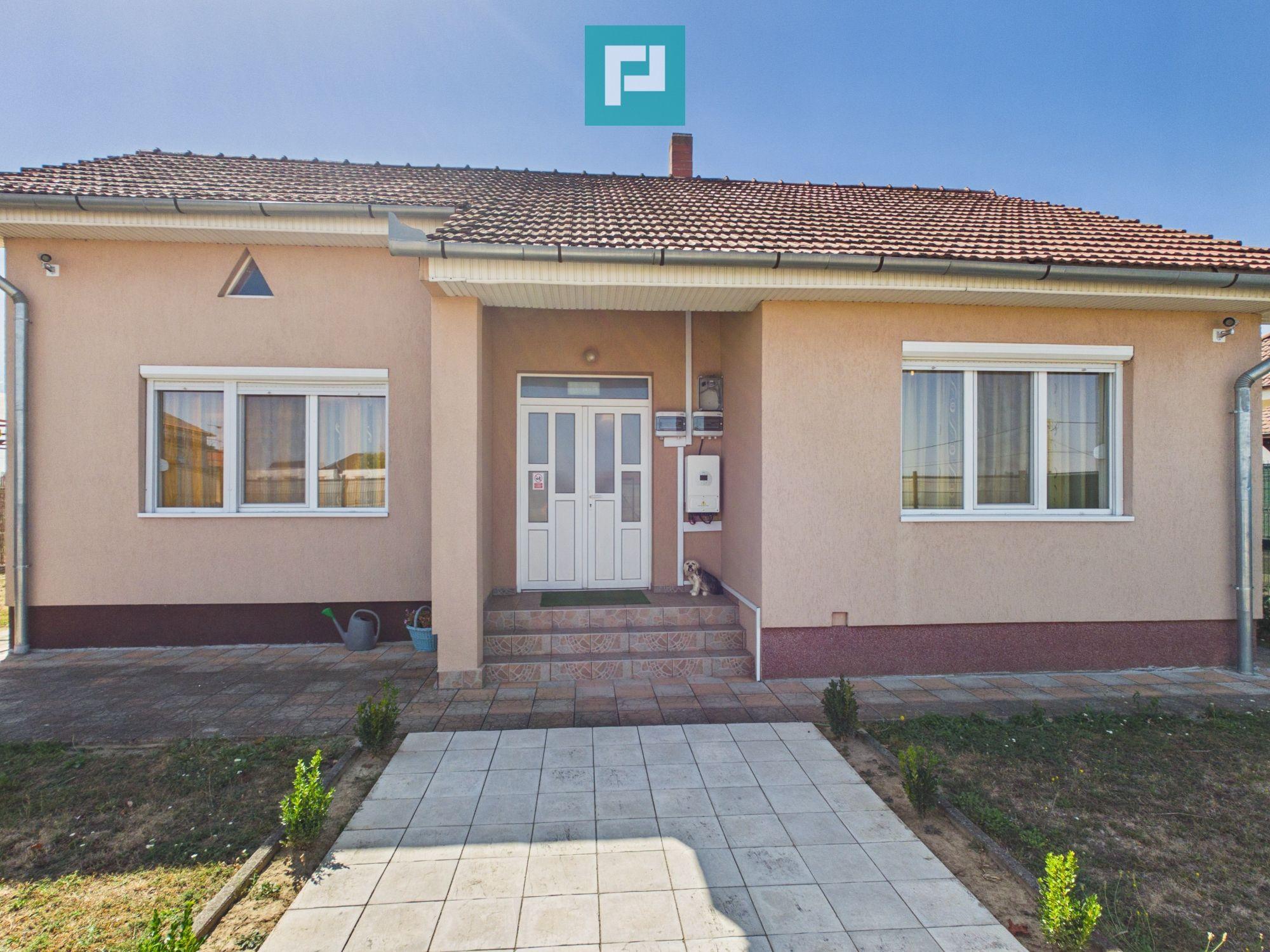 Casă renovată cu curte mare de închiriat în Rontău - 1