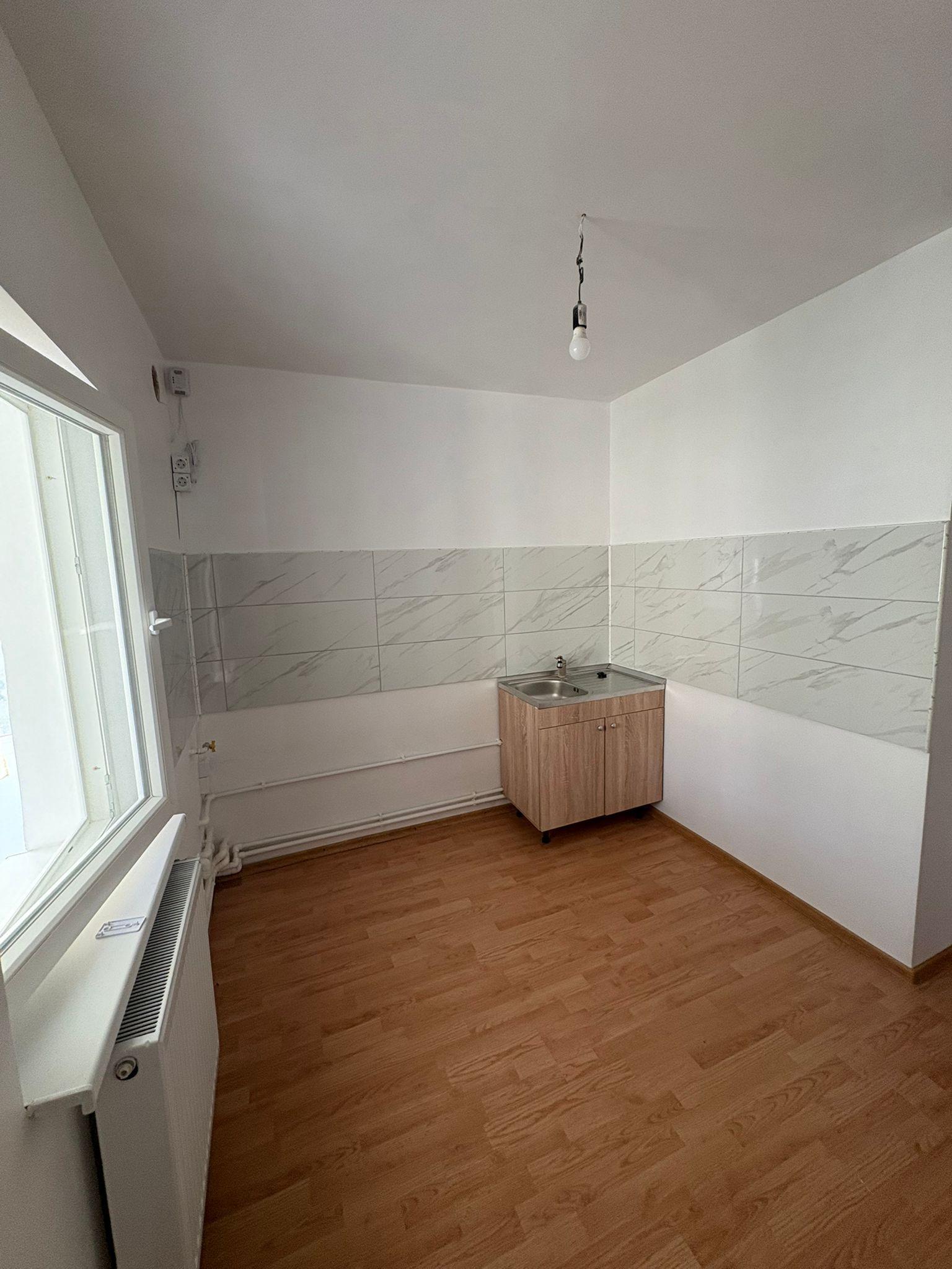 De inchiriat apartament cu 2 camere nemobilat, I. C. Frimu, etaj 3, 300 Eur - 2