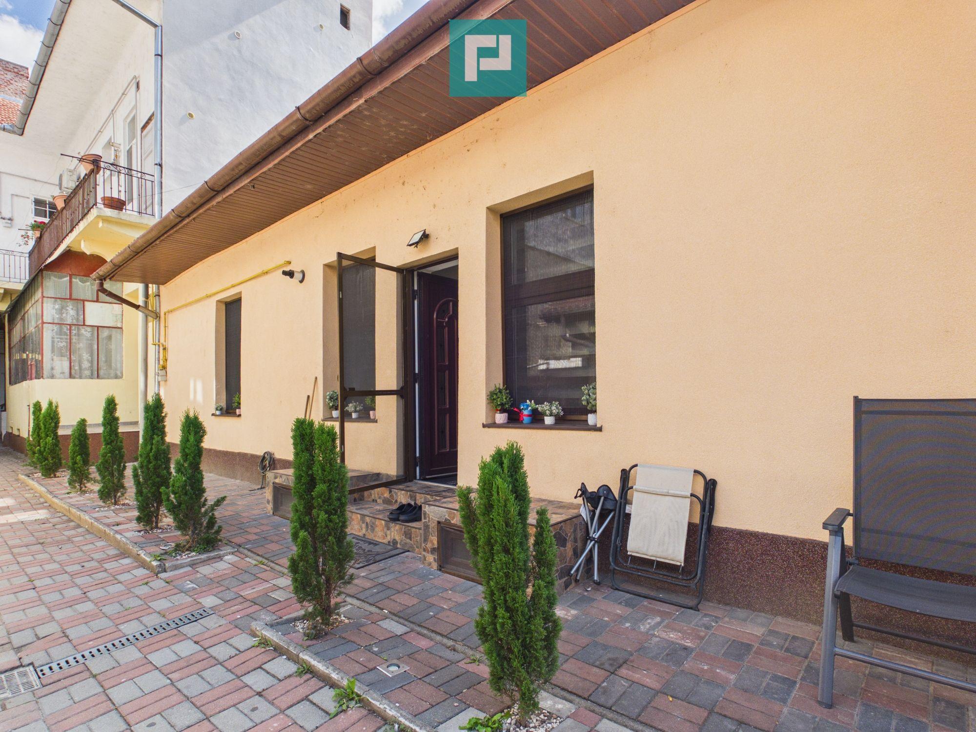 Apartament spațios cu 3 camere, zona centrală - 1