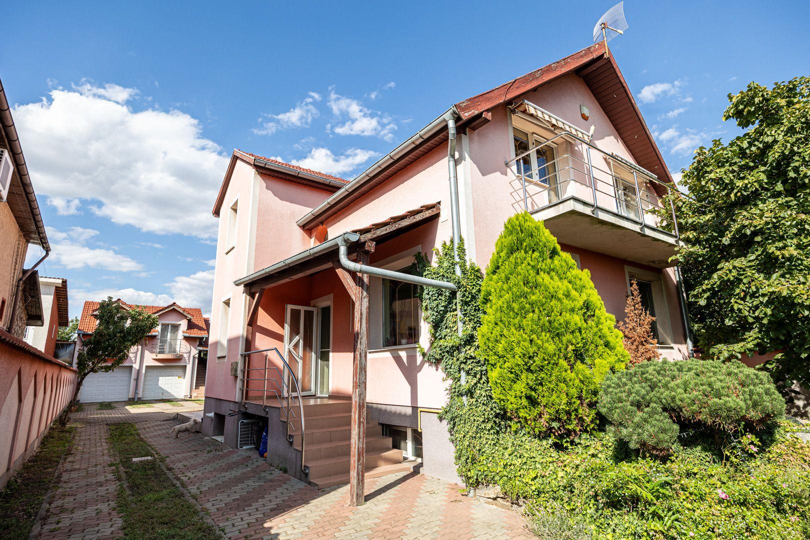 Vilă cu 6 camere în zona rezidențială - Poltura - 1