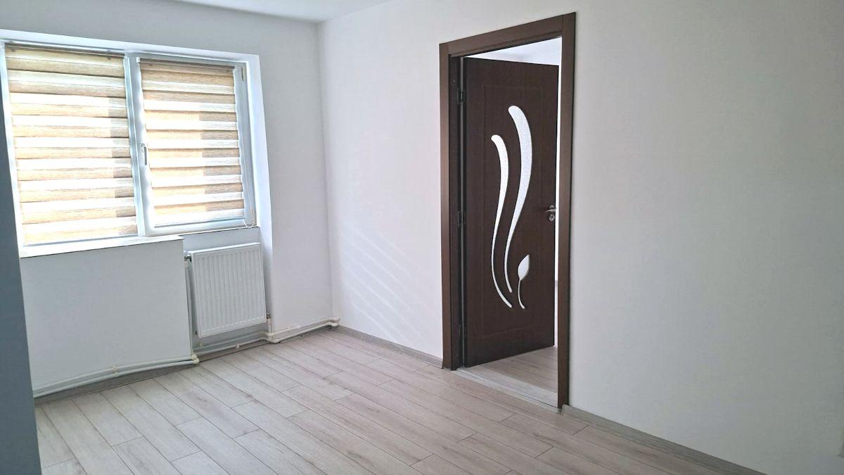 Apartament cu 2 camere, complet renovat, în zonă centrală din Tecuci - 2