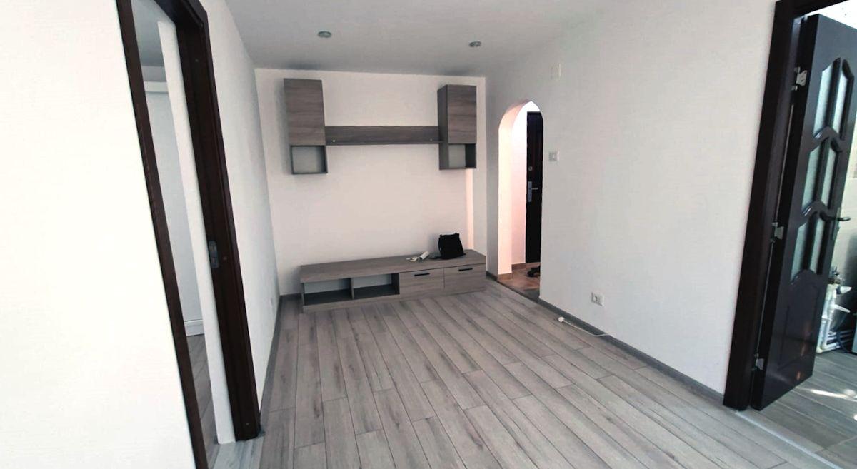 Apartament cu 2 camere, complet renovat, în zonă centrală din Tecuci - 1
