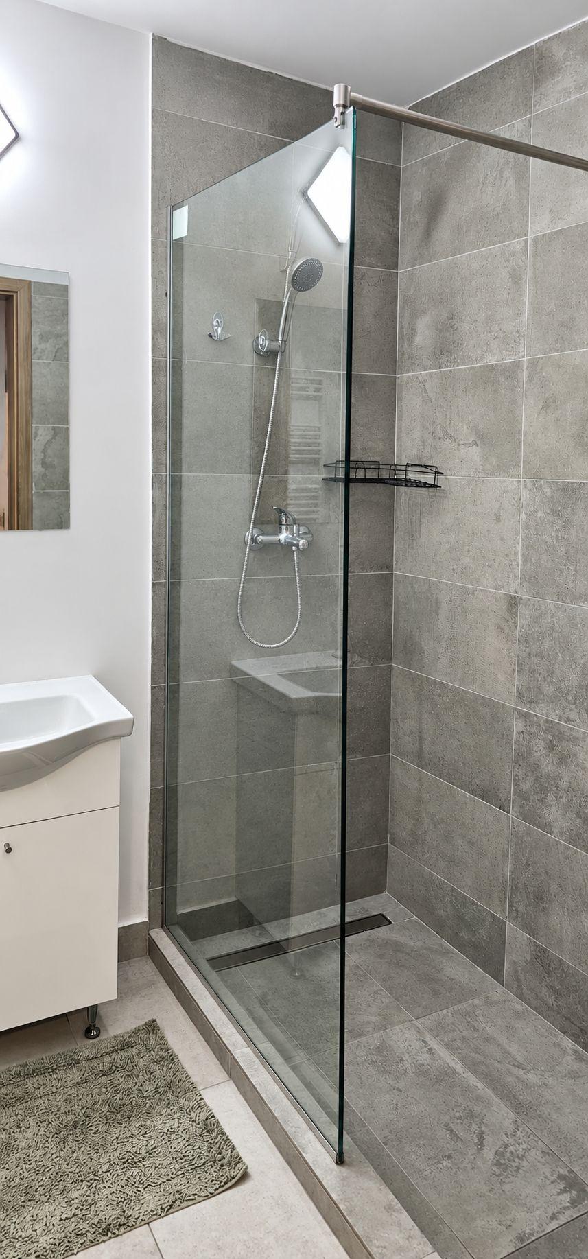 Apartament cu 3 camere - str. Domneasca, ultracentral, bloc nou - 700 euro - 4
