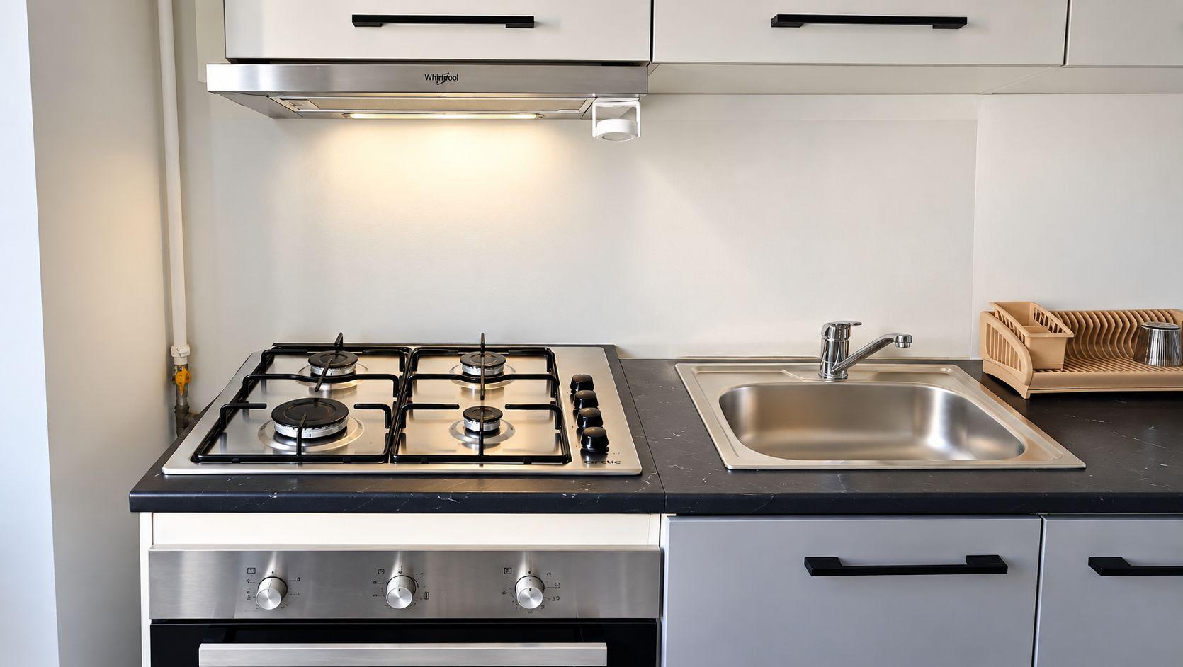 Apartament cu 3 camere - str. Domneasca, ultracentral, bloc nou - 700 euro - 3
