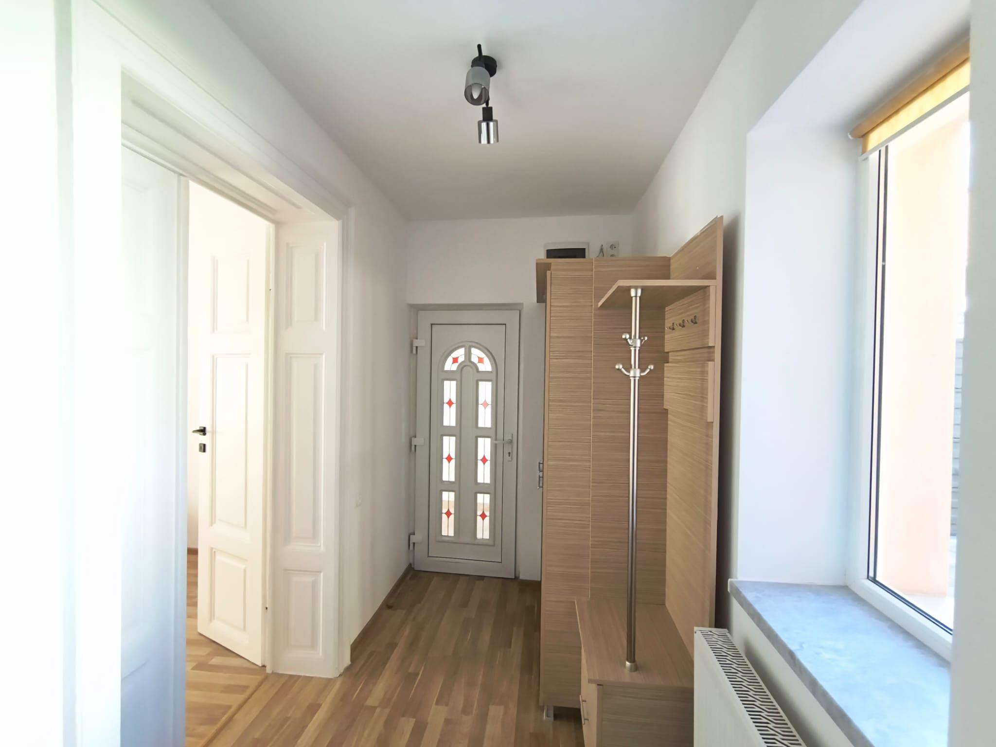 De închiriat: vilă renovată, Mihai Eminescu. 1 000 E/lună. Comision 0 - 8