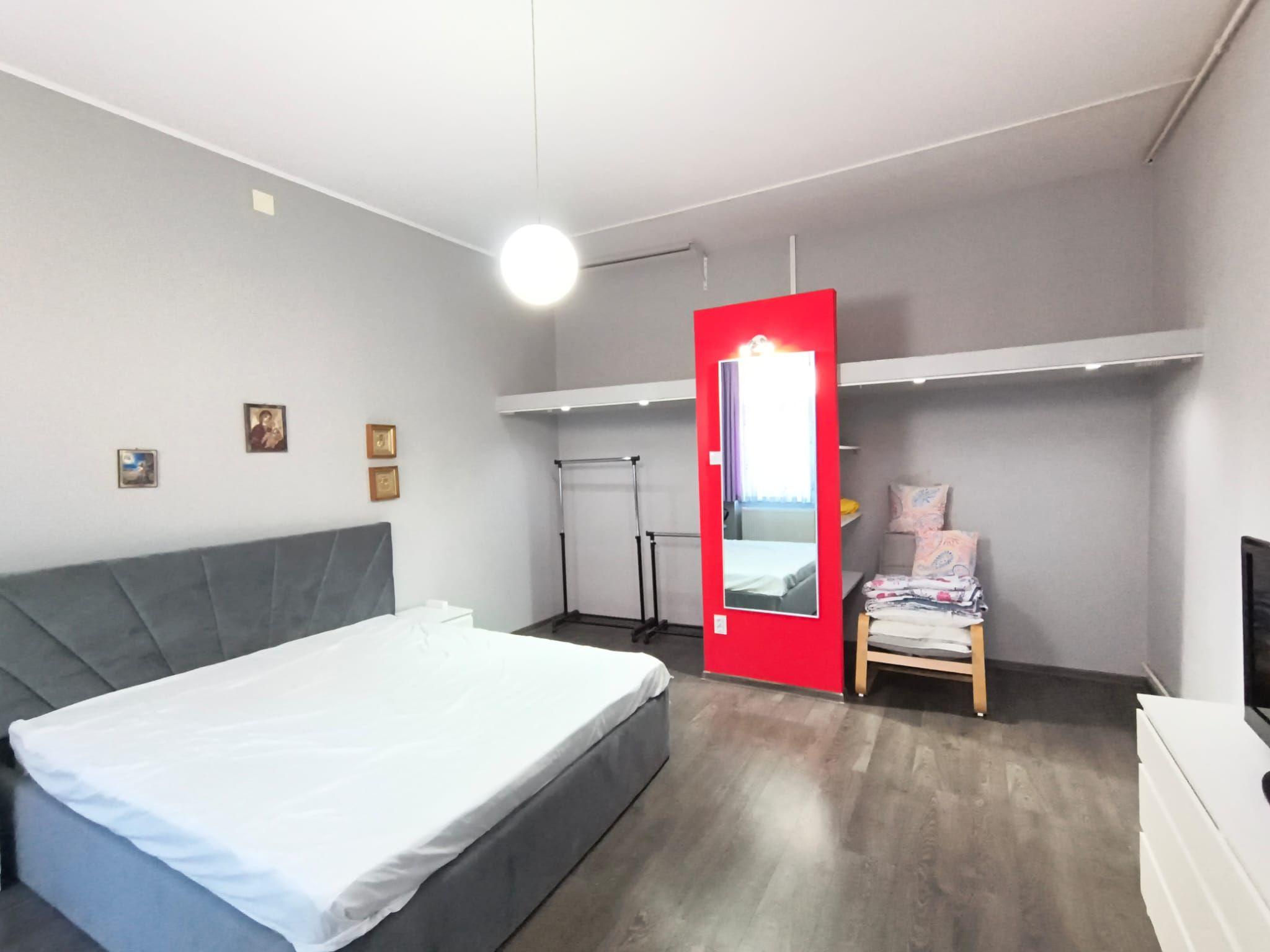 Apartament central, 2 camere, centrala gaz. 390 E/lună. Comision 0 - 7