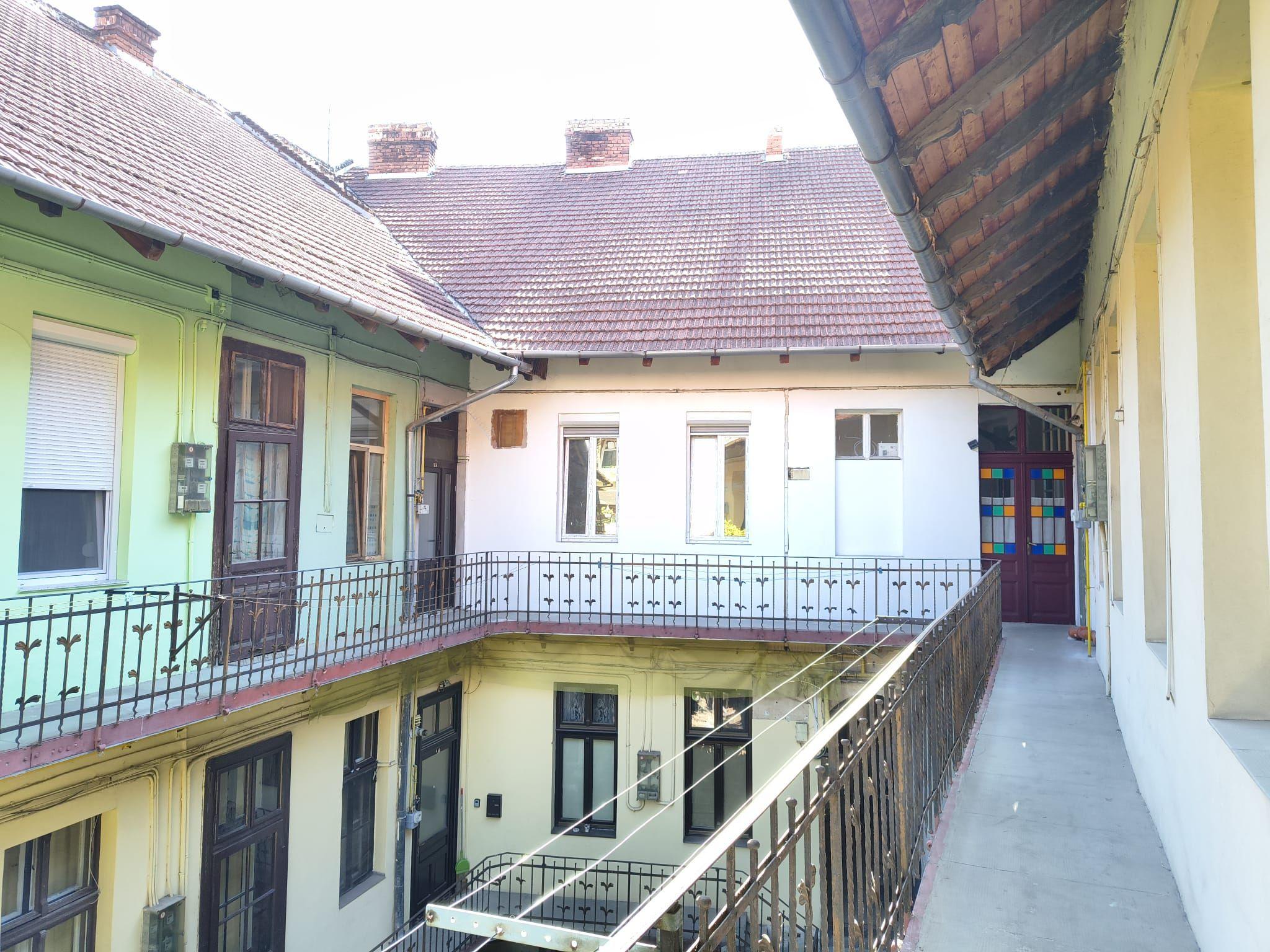 Apartament central, 2 camere, centrala gaz. 390 E/lună. Comision 0 - 9