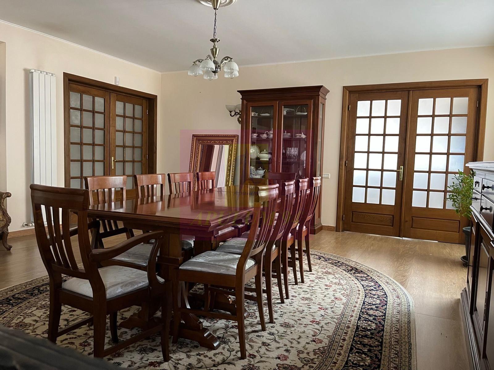 Eleganță, spațiu și confort într-o vilă deosebită, în inima Piperei - 10