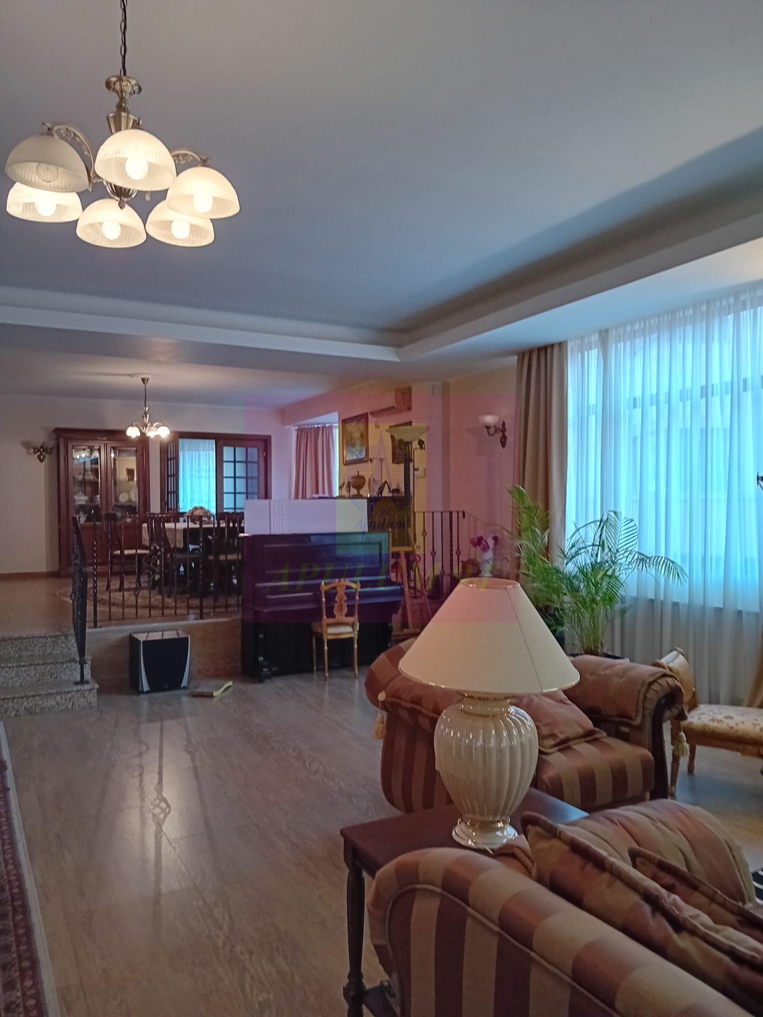 Eleganță, spațiu și confort într-o vilă deosebită, în inima Piperei - 12