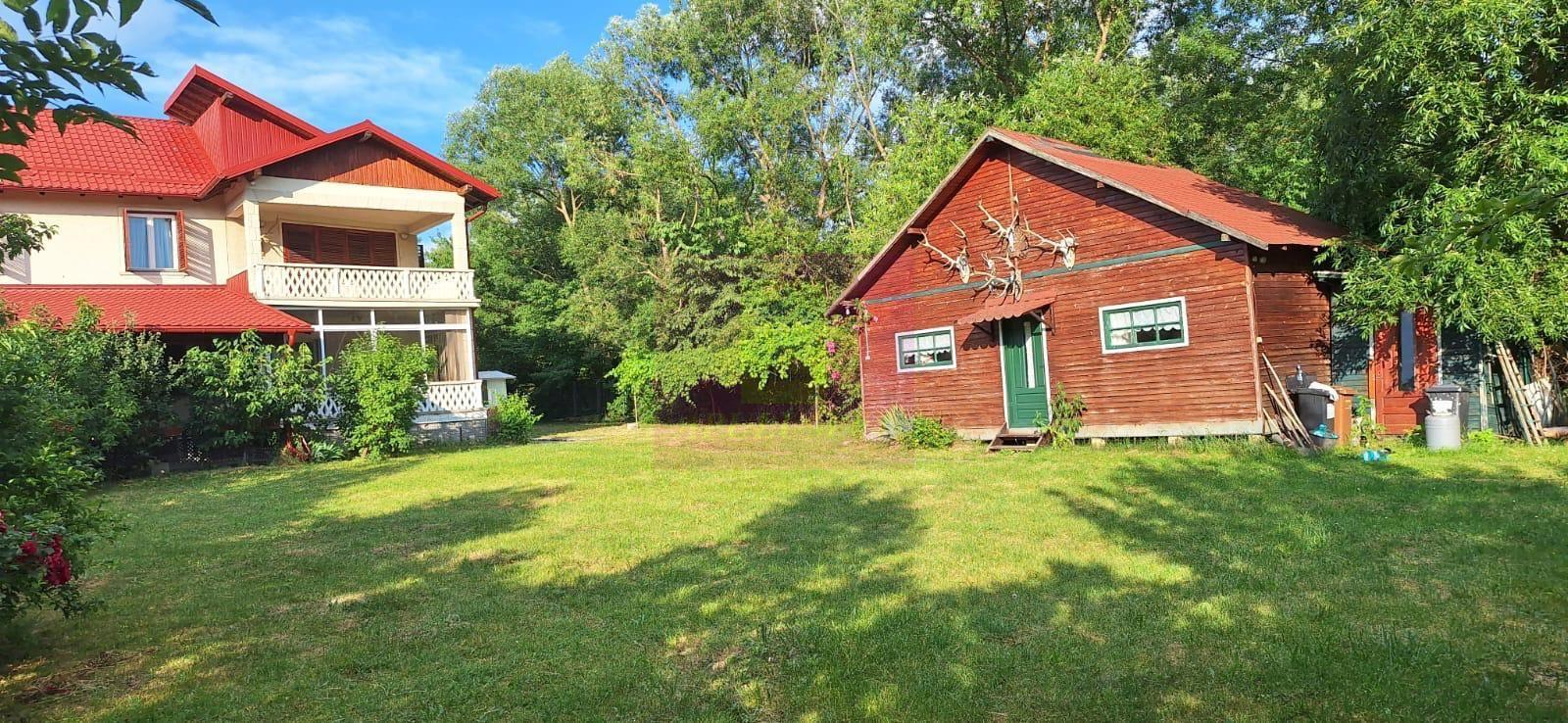 Vila de vanzare cu 6 camere si teren de 5116 mp in Cornu, Prahova - 1