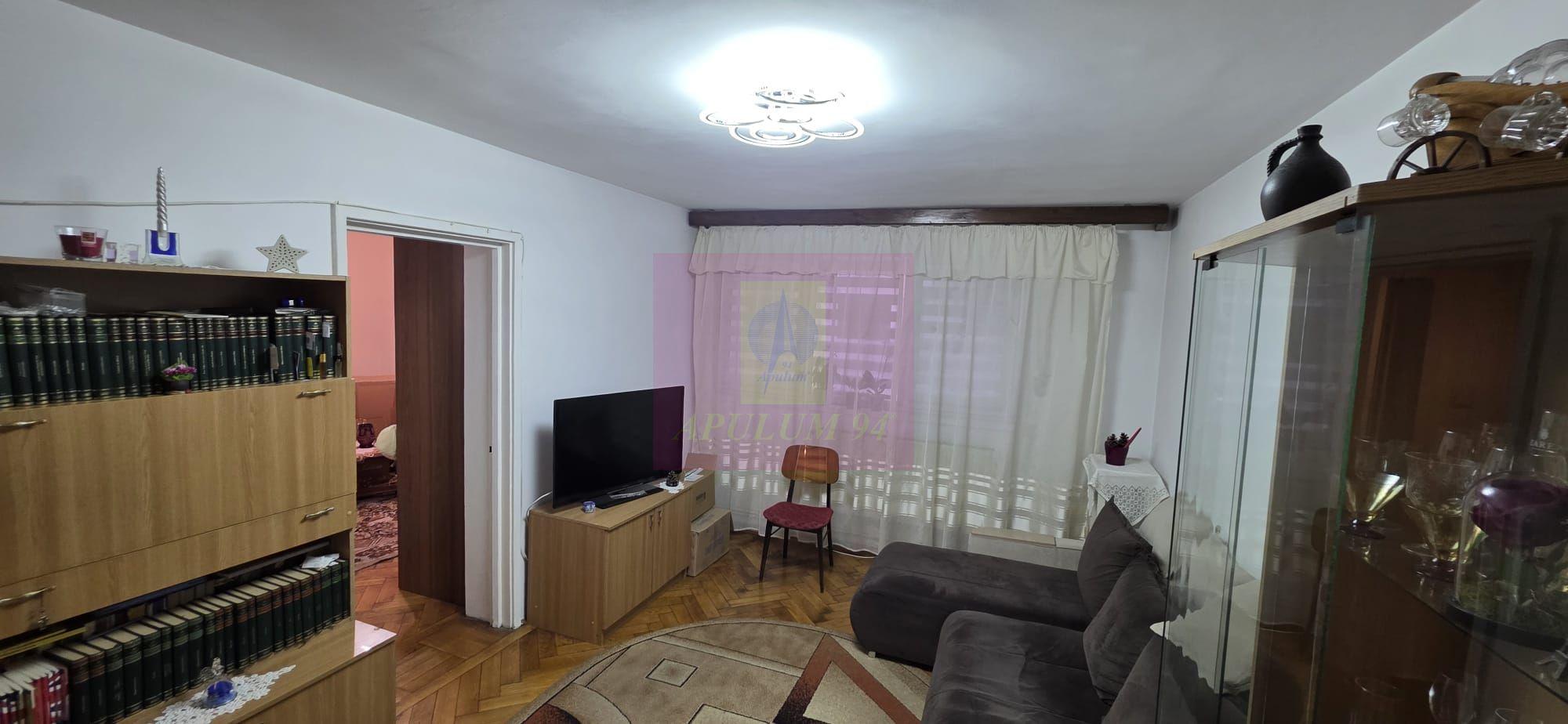 Apartament cu 3 camere de vanzare in Campina - 2