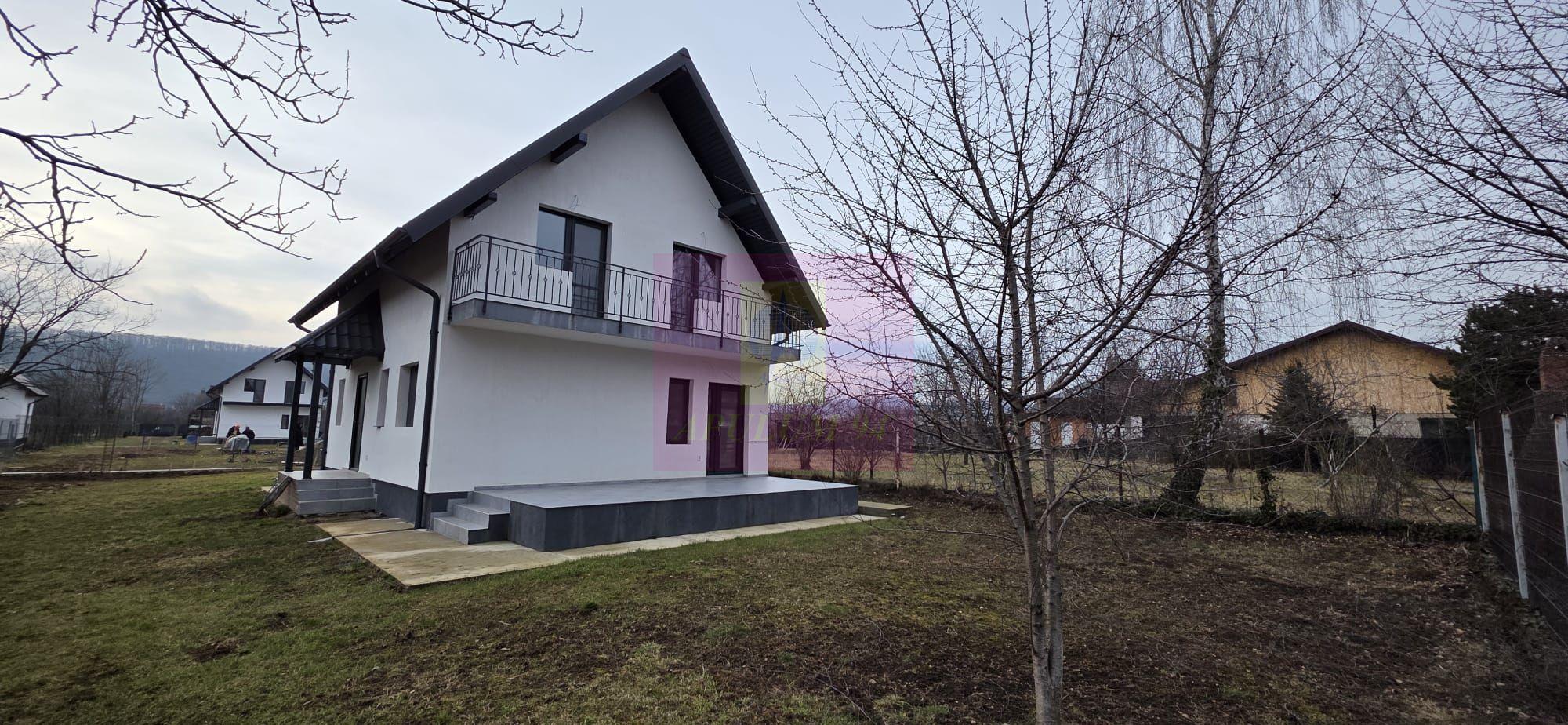 Vila de vanzare cu 4 camere in Brebu - 3