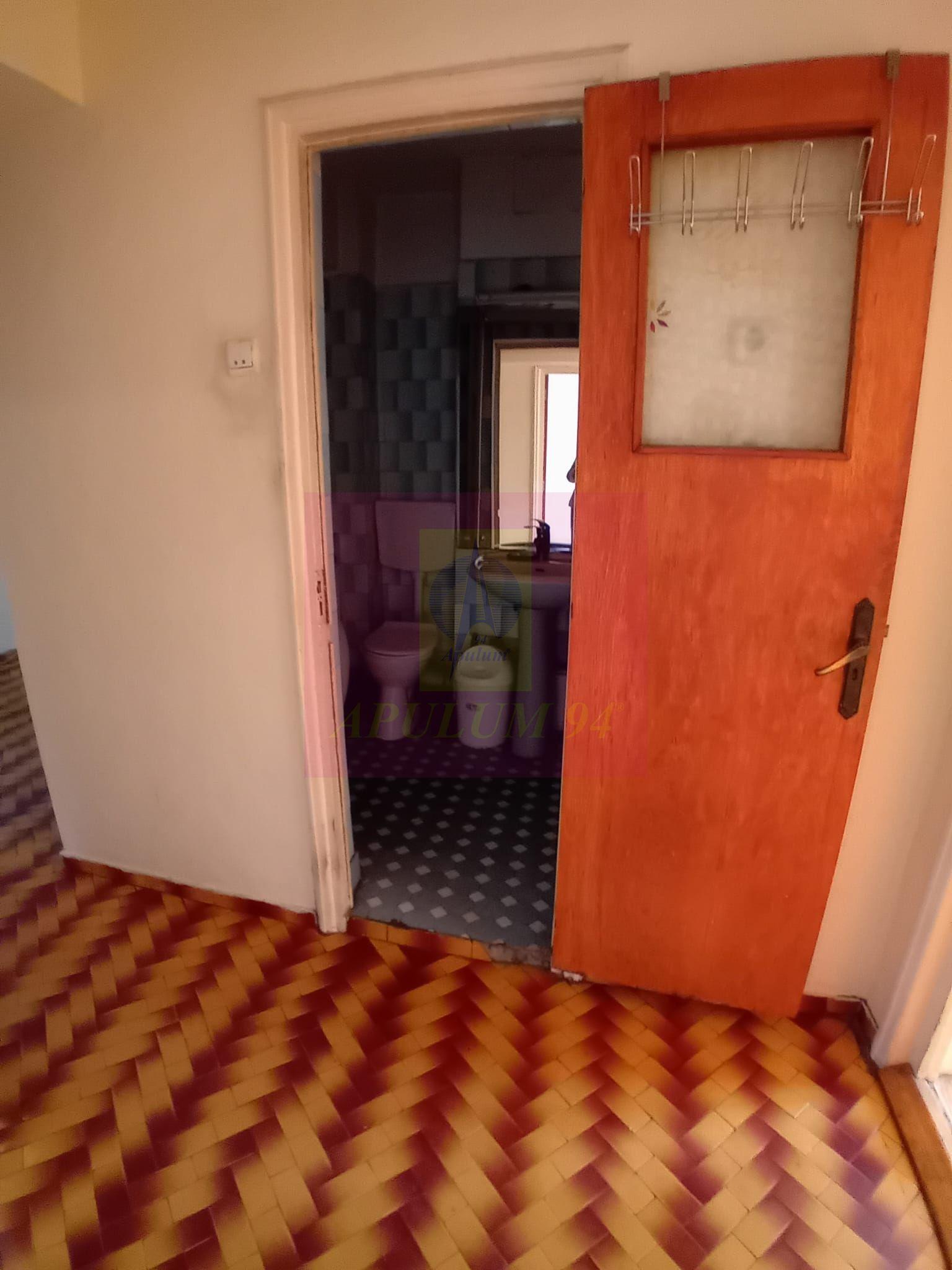 Vanzare apartament de 4 camere la Casa Poporului-stradal - 2