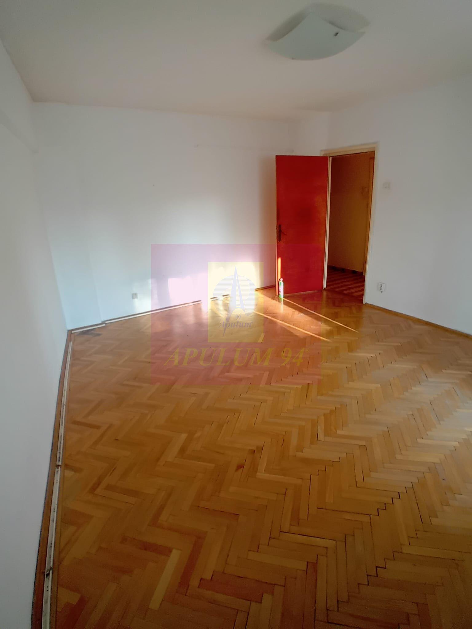 Vanzare apartament de 4 camere la Casa Poporului-stradal - 1