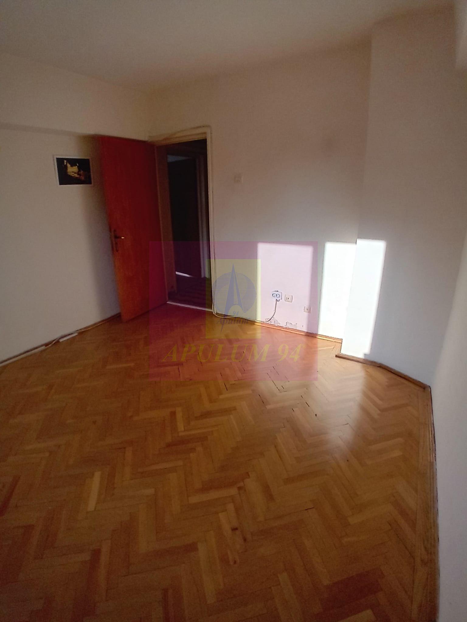 Vanzare apartament de 4 camere la Casa Poporului-stradal - 3