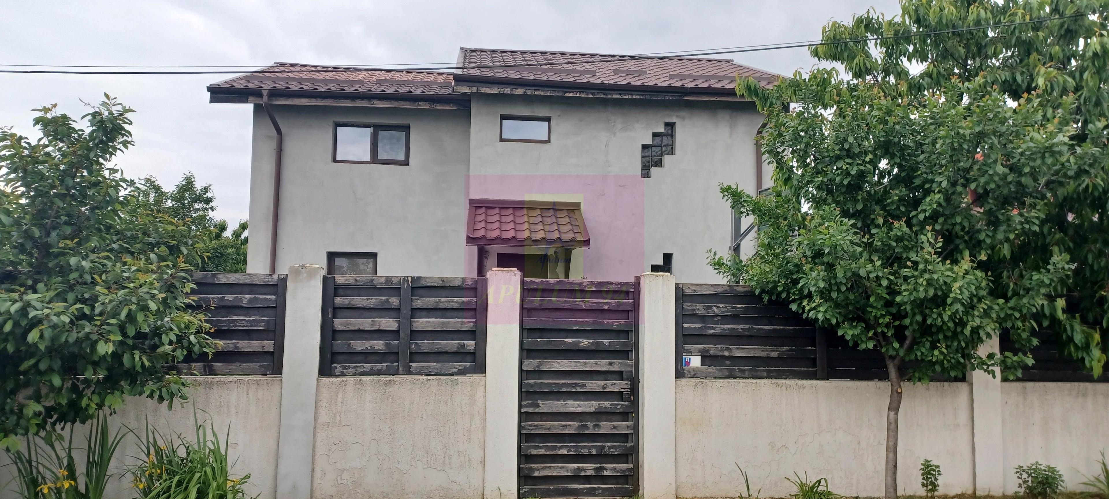 Săbăreni, casă 2011, P+M 4 camere + dependințe, curte 500 mp - 2