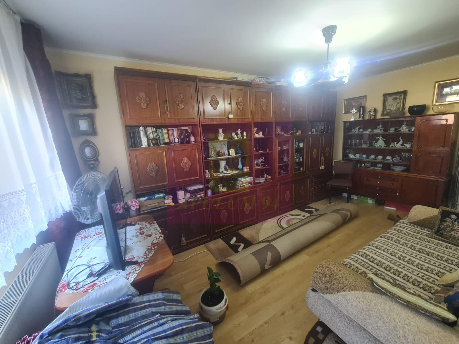 Apartament cu 3 camere de vanzare in Campina - Zona Centrala - 2