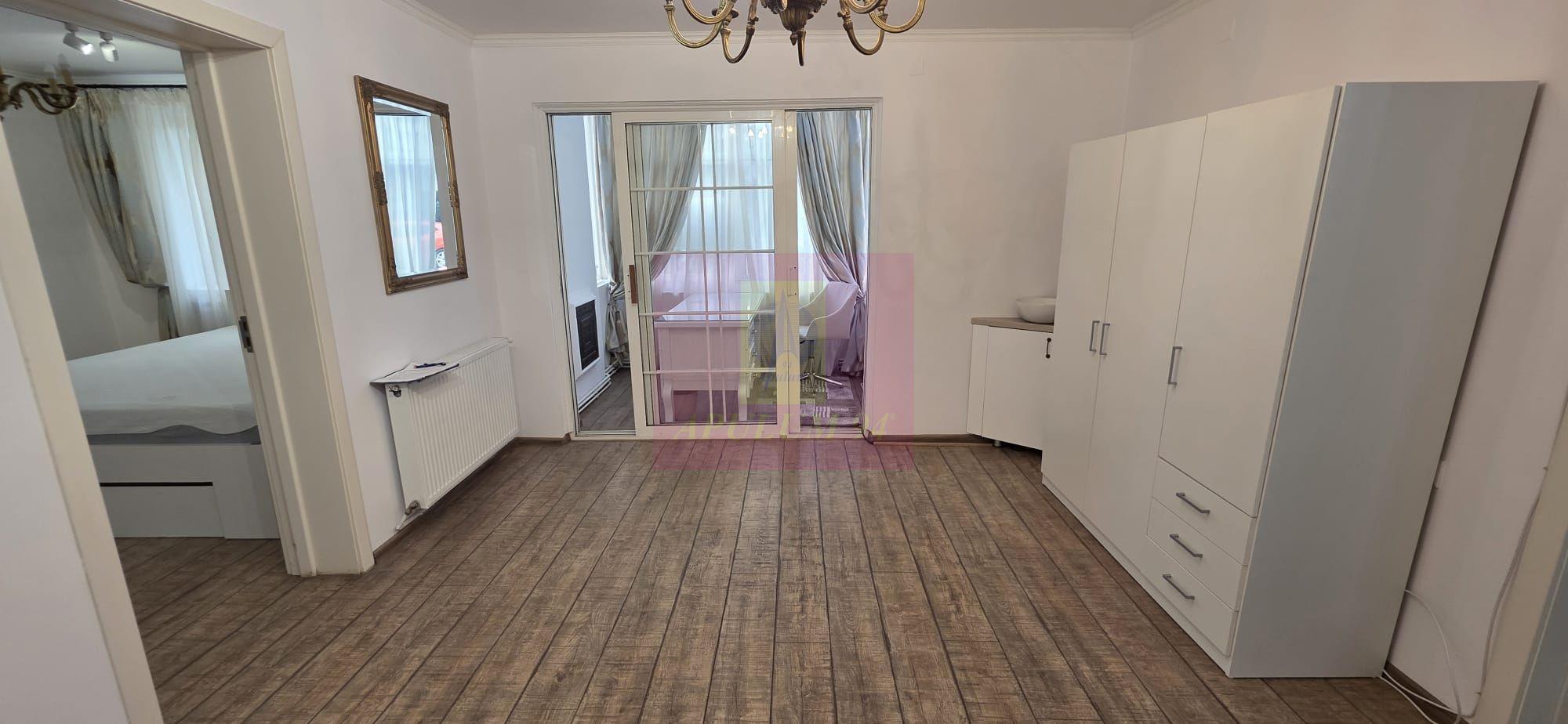 Apartament cu 2 camere, spatiu comercial – Campina, central - 1