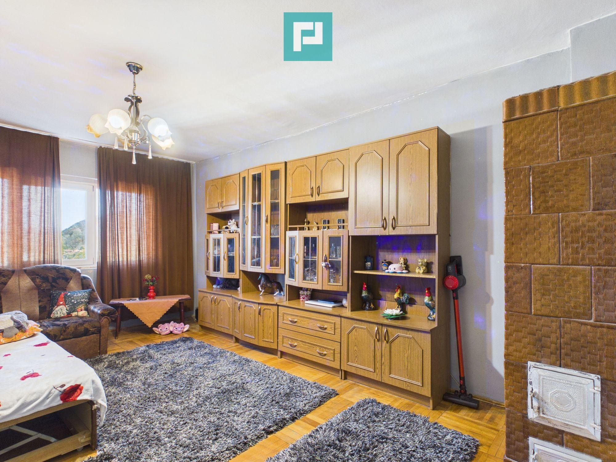 Apartament cu două camere, decomandat Lipova - 1