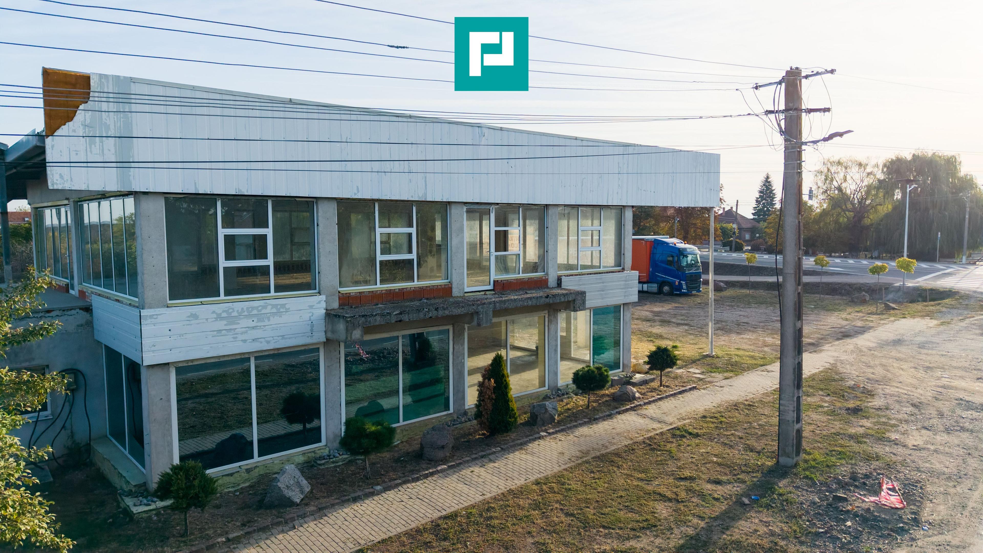Spatiu comercial cu etaj și teren de 4000mp - 1