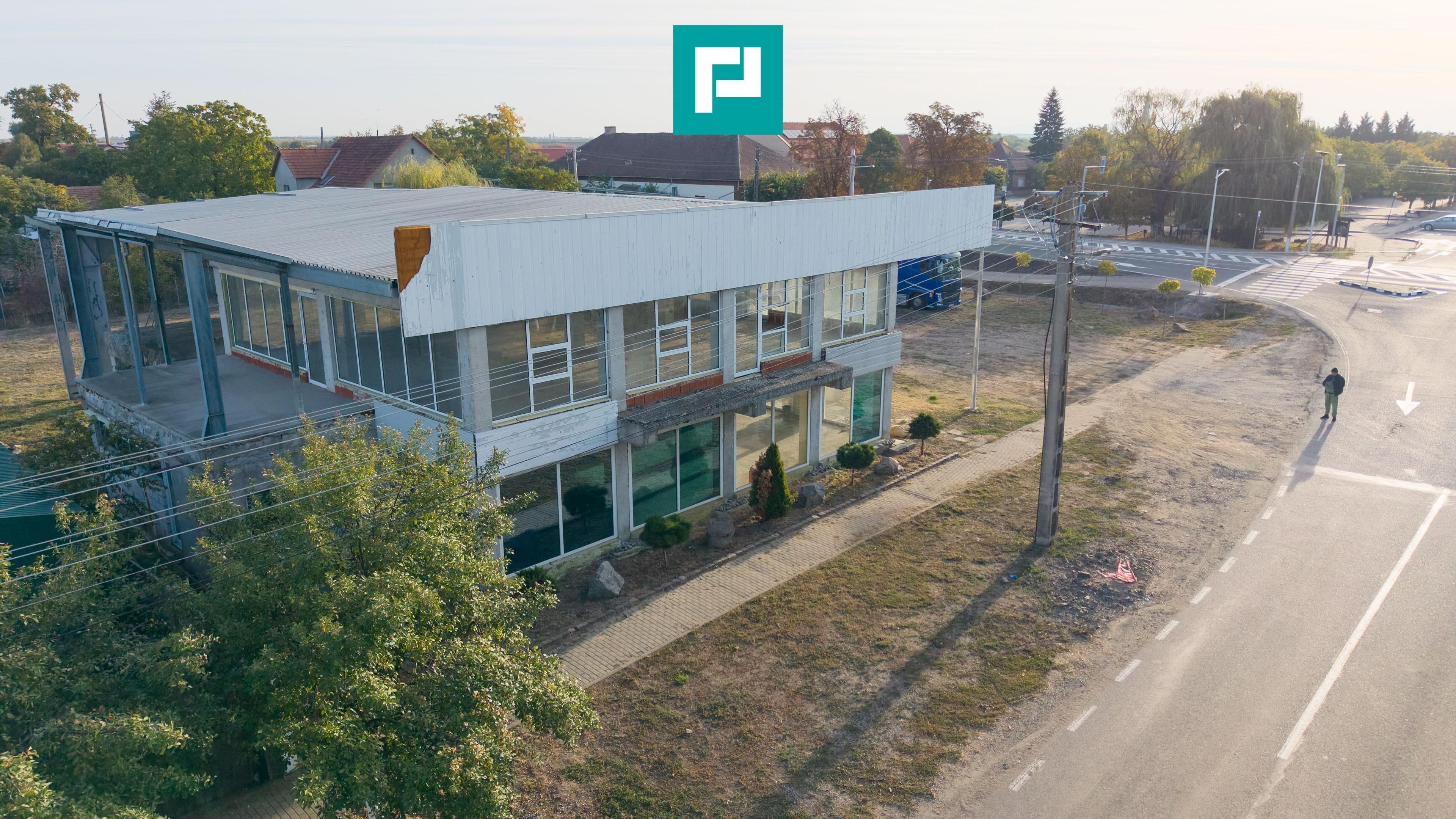 Spatiu comercial cu etaj și teren de 4000mp - 12
