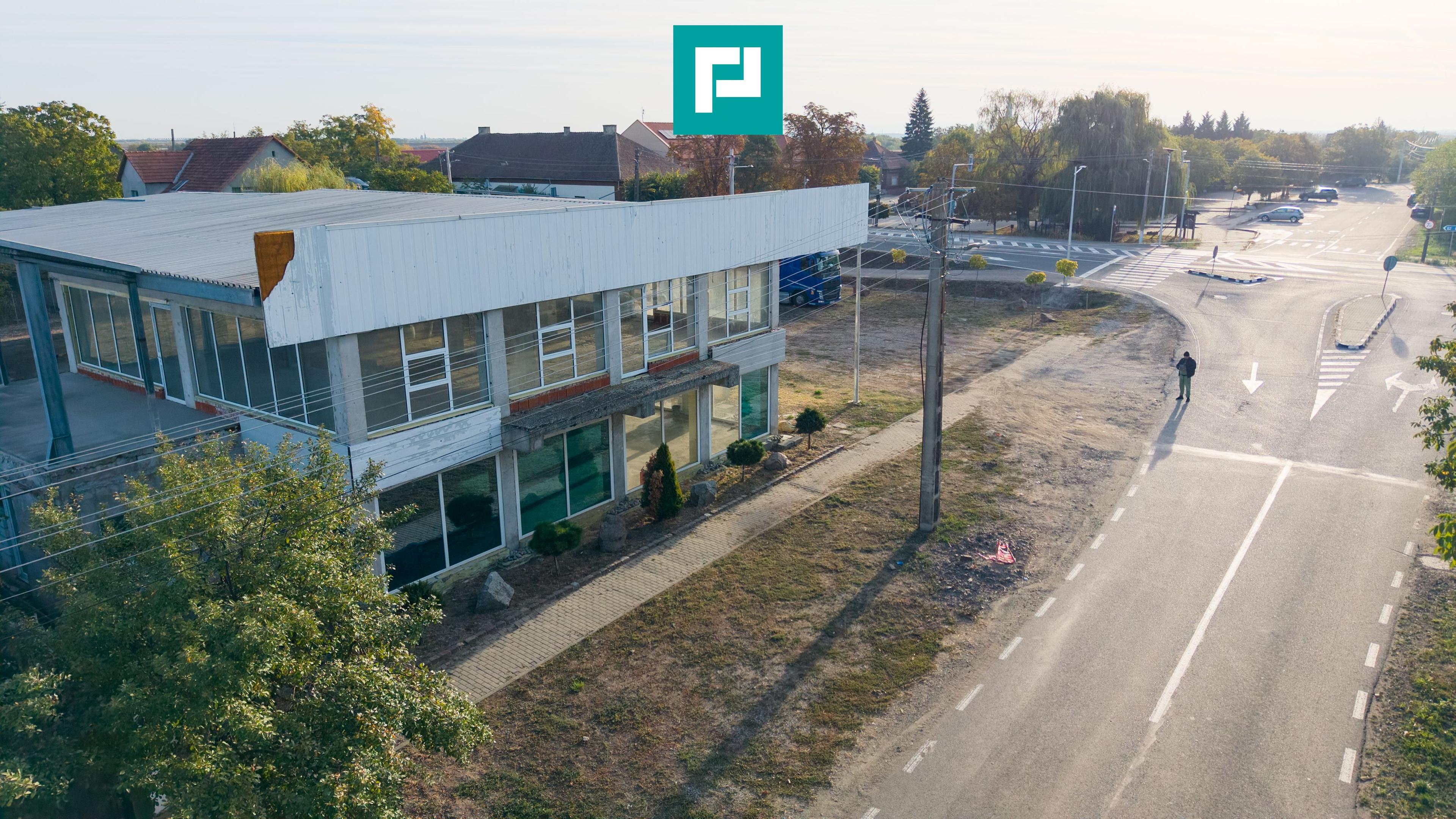Spatiu comercial cu etaj și teren de 4000mp - 11
