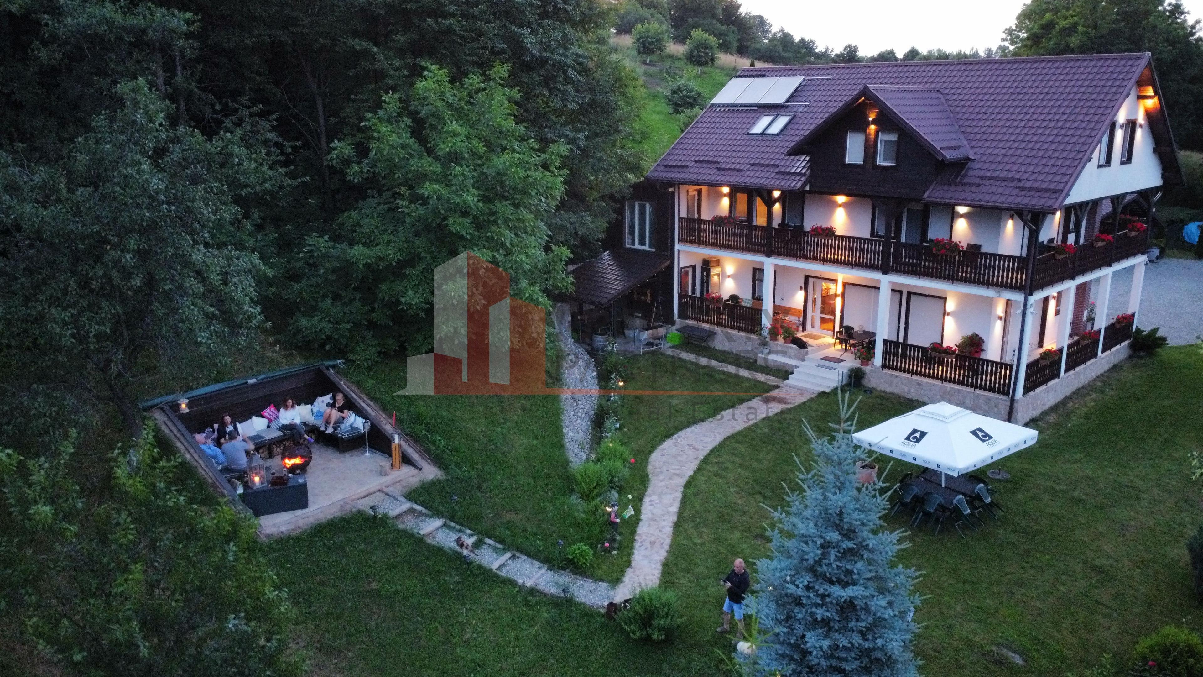 Vilă 340 mp Bran | Teren 5500 mp | 6 dormitoare cu băi proprii - 1