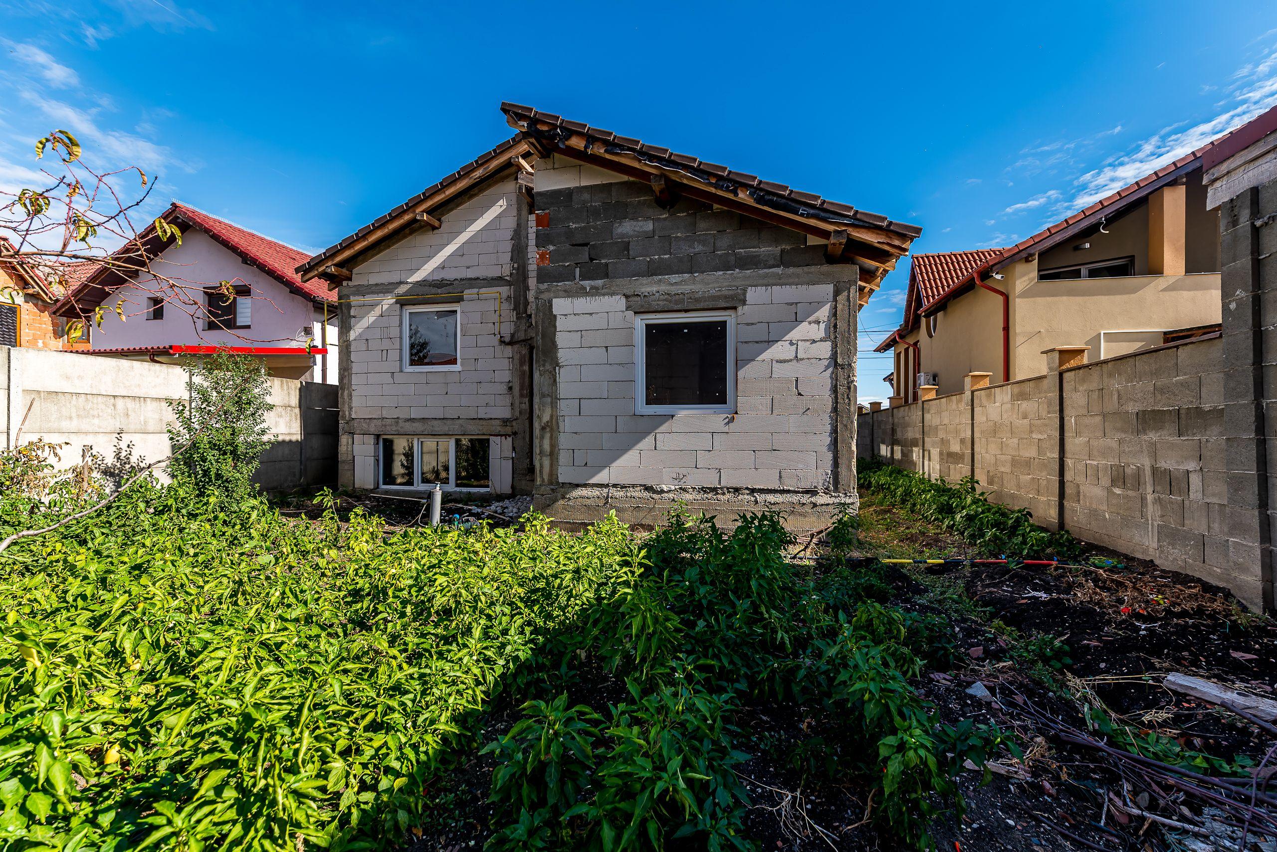 Casa la rosu in Zimandcuz Comision 0 - 5