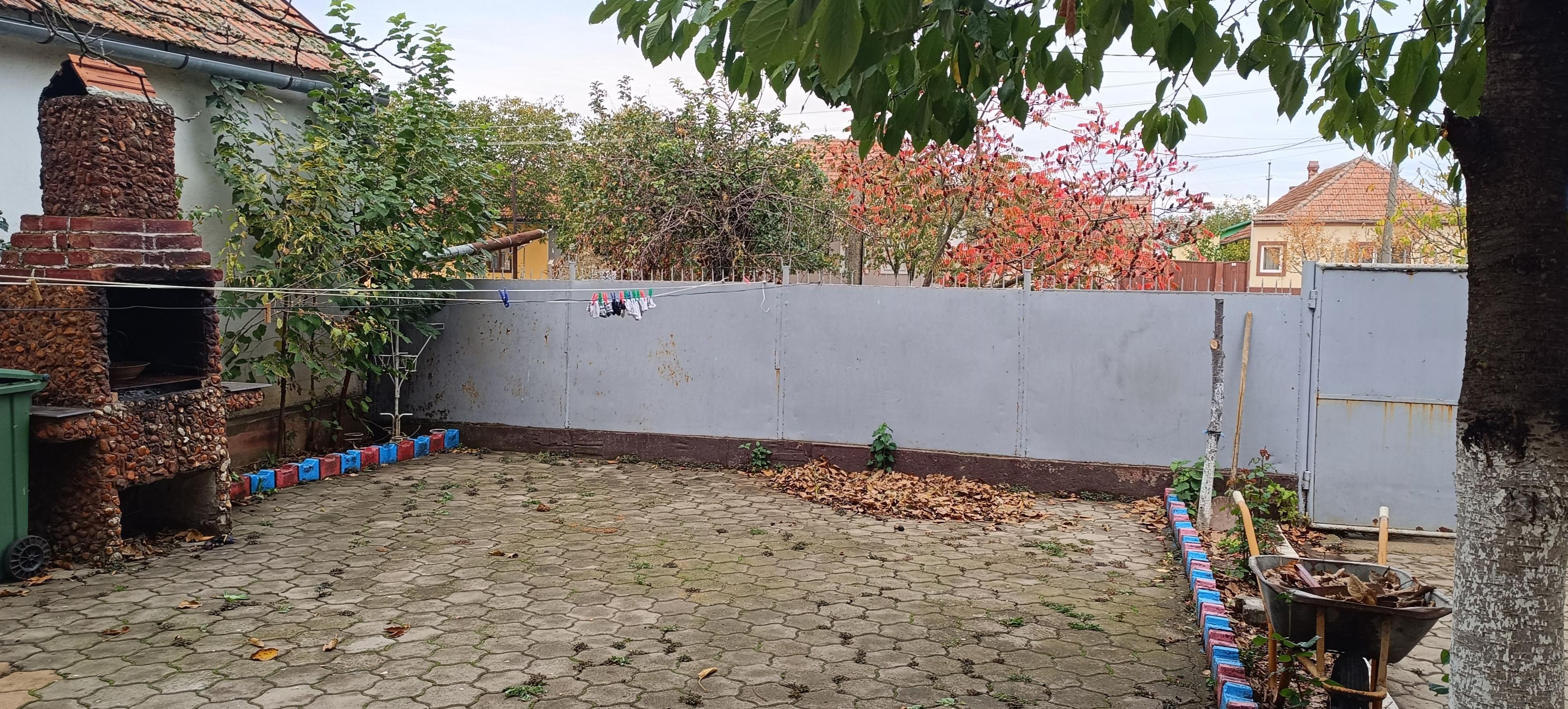 Casă spațioasă cu 4 camere , curte și teren generos în Mașloc - 7