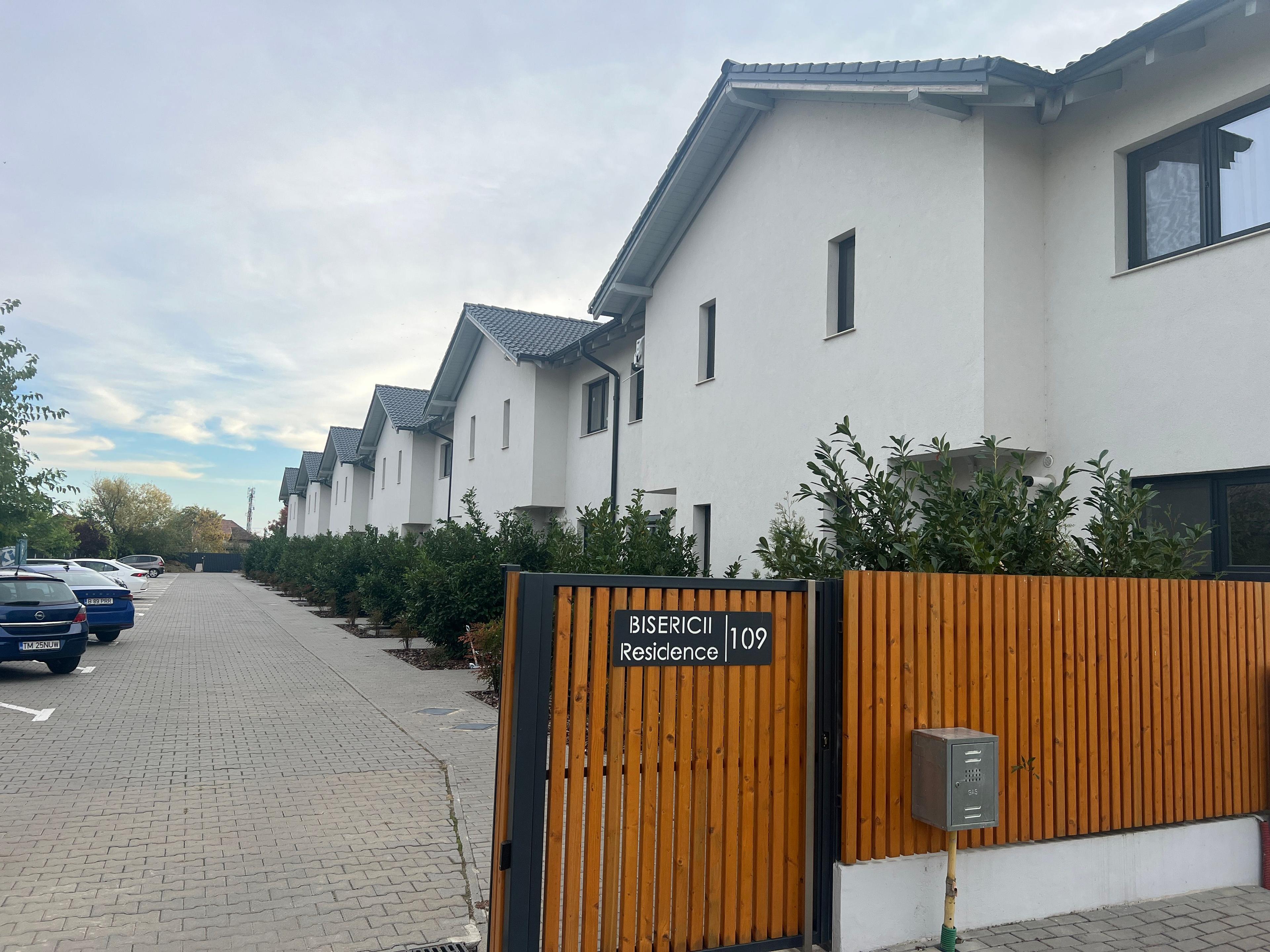 Case înșiruite cu 4 camere, grădină privată și 2 locuri de parcare