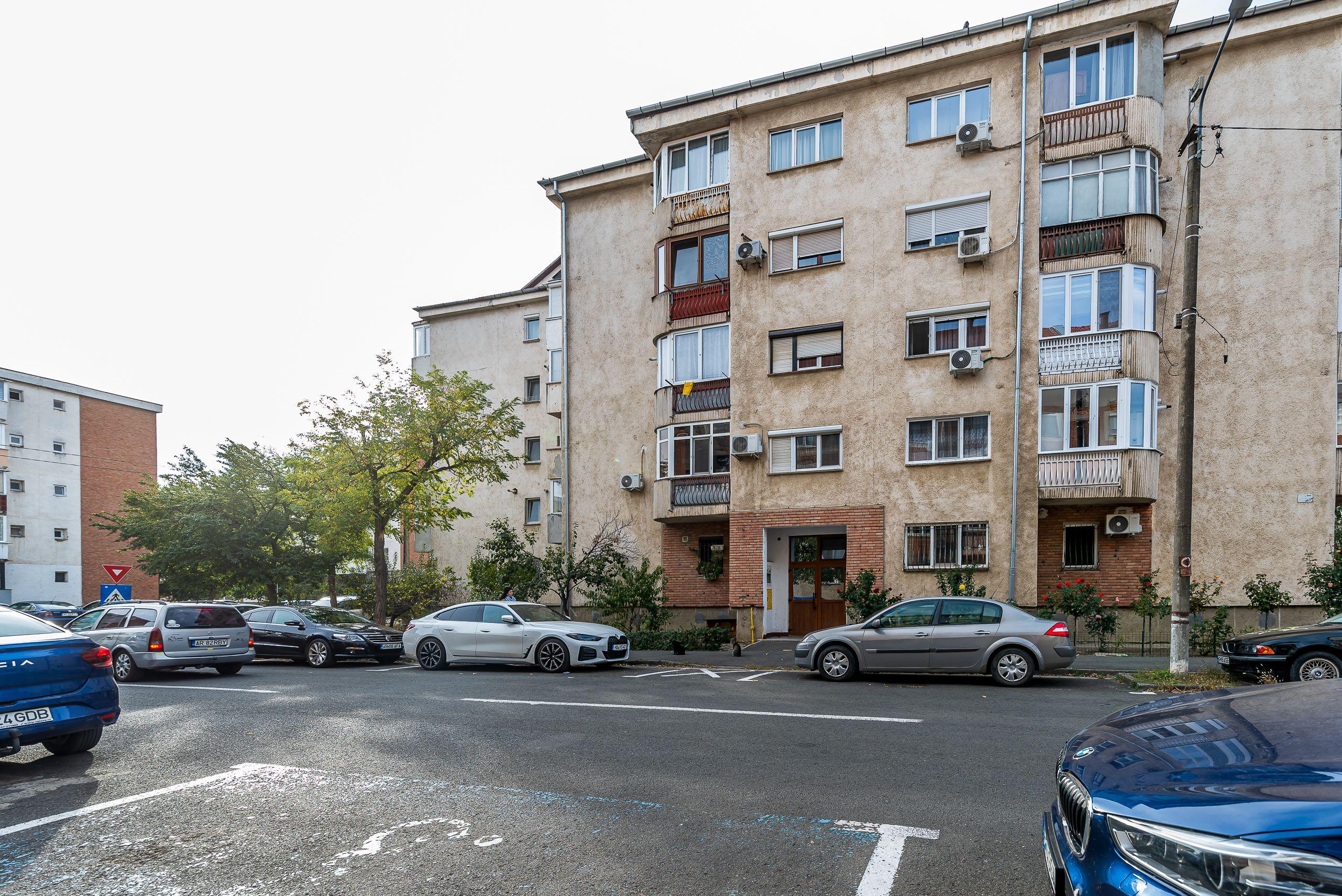 Apartament decomandat, 2 camere, Alfa, la 2 pași de stația de tramvai - 1