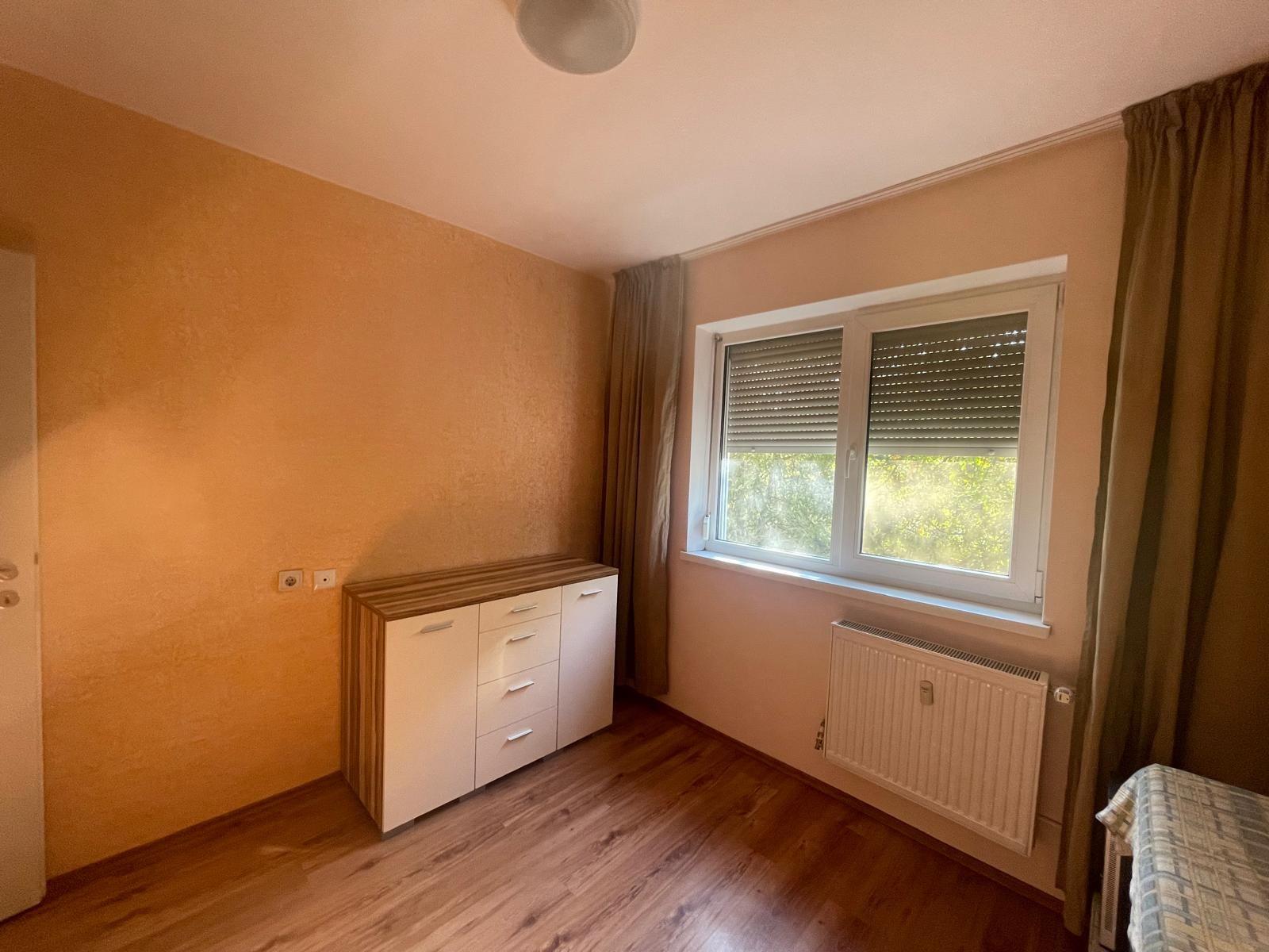 Ap 3 camere, renovat, mobilat, utilat, etaj 2, Rogerius-Pret 93900 eur - 3
