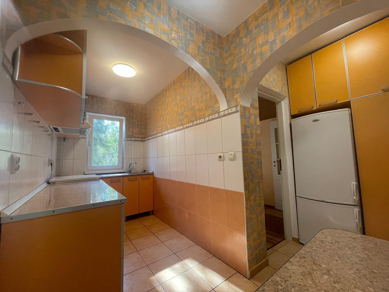 Ap 3 camere, renovat, mobilat, utilat, etaj 2, Rogerius-Pret 93900 eur - 2