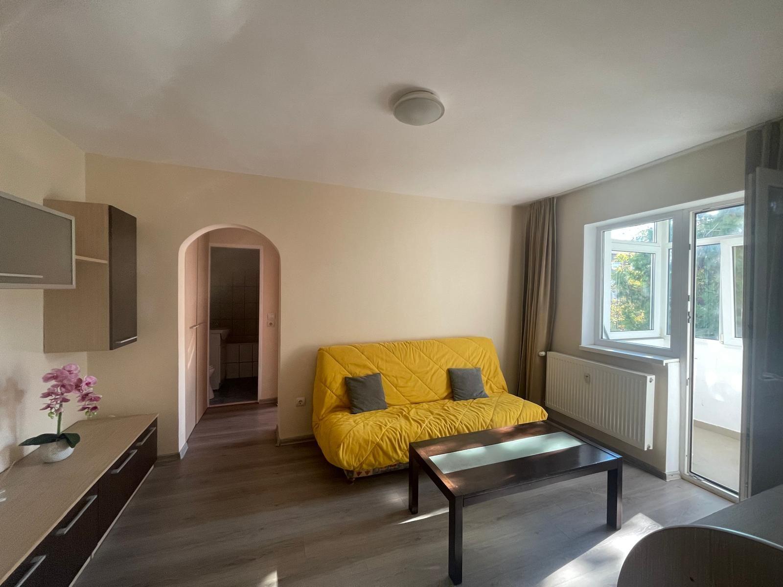 Ap 3 camere, renovat, mobilat, utilat, etaj 2, Rogerius-Pret 93900 eur