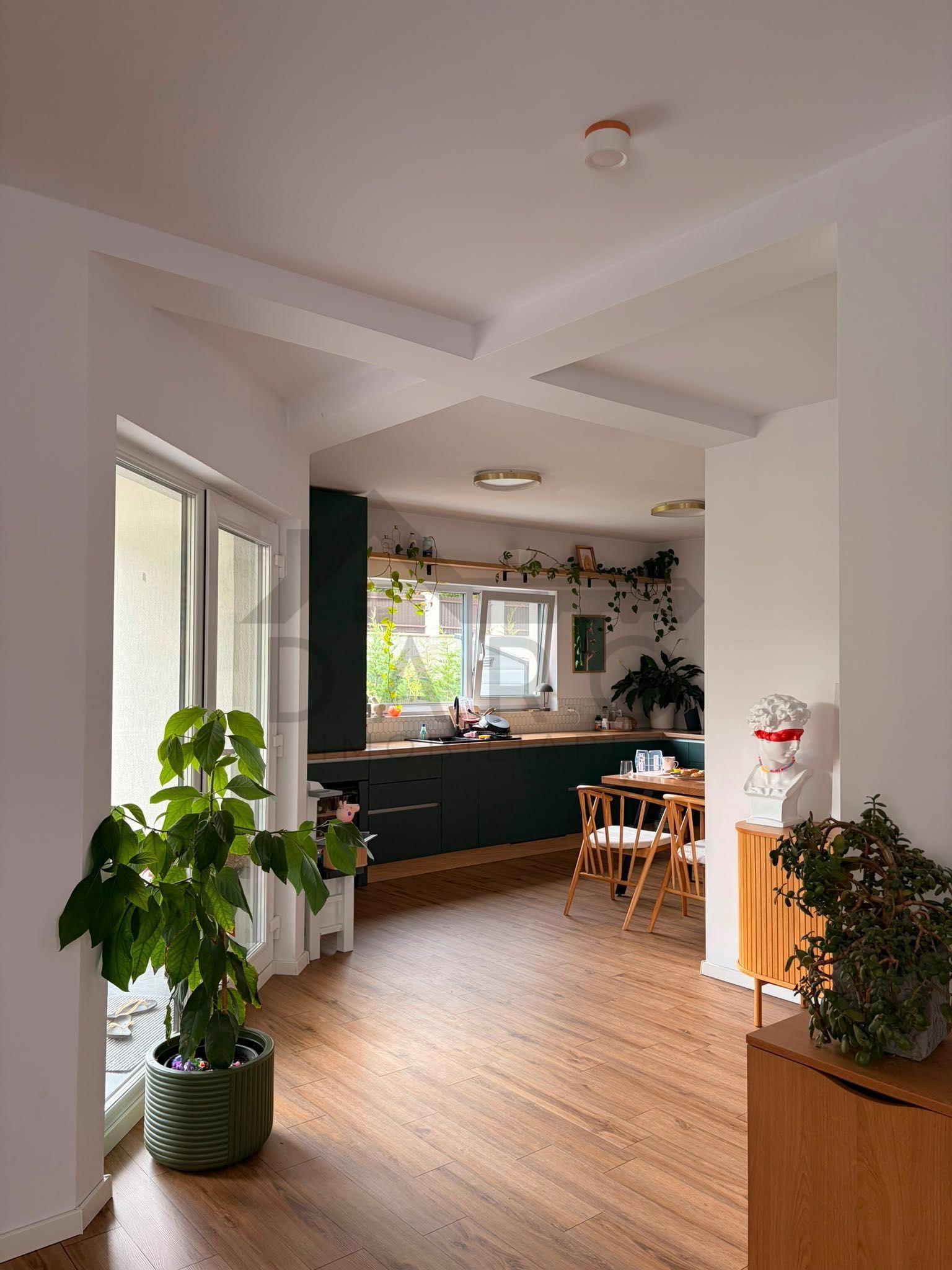 Acasă, aproape de pădure — casă cu grădină în stil britanic, de vânzare în Corunca - 4