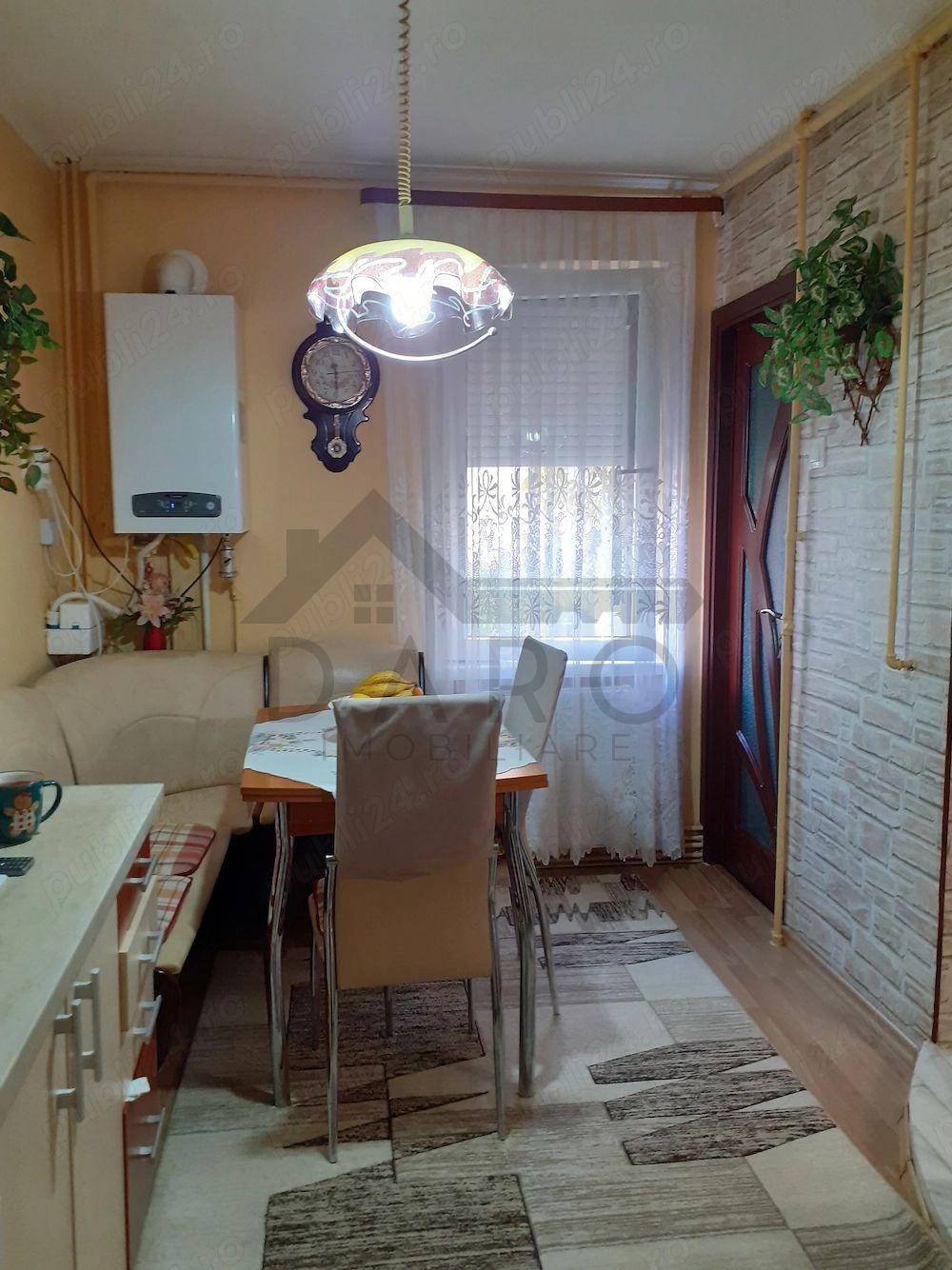 Apartament cu 3 camere de vanzare - 2