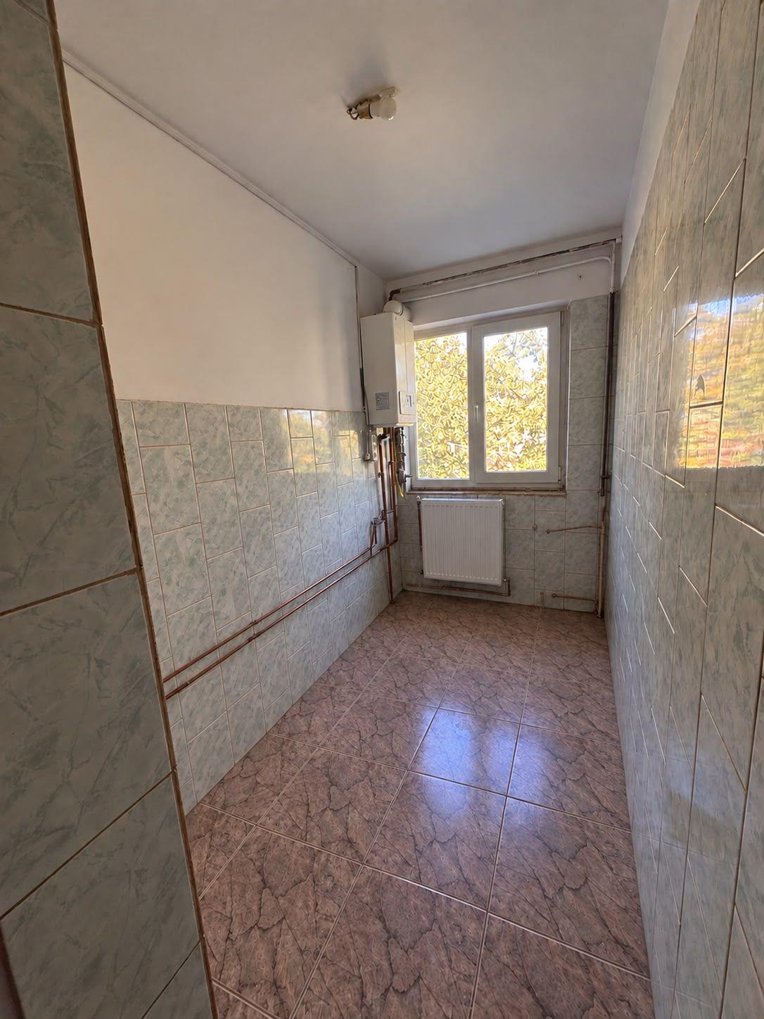 Apartament 3 camere renovat, cu centrală proprie, zona Dacia - 3
