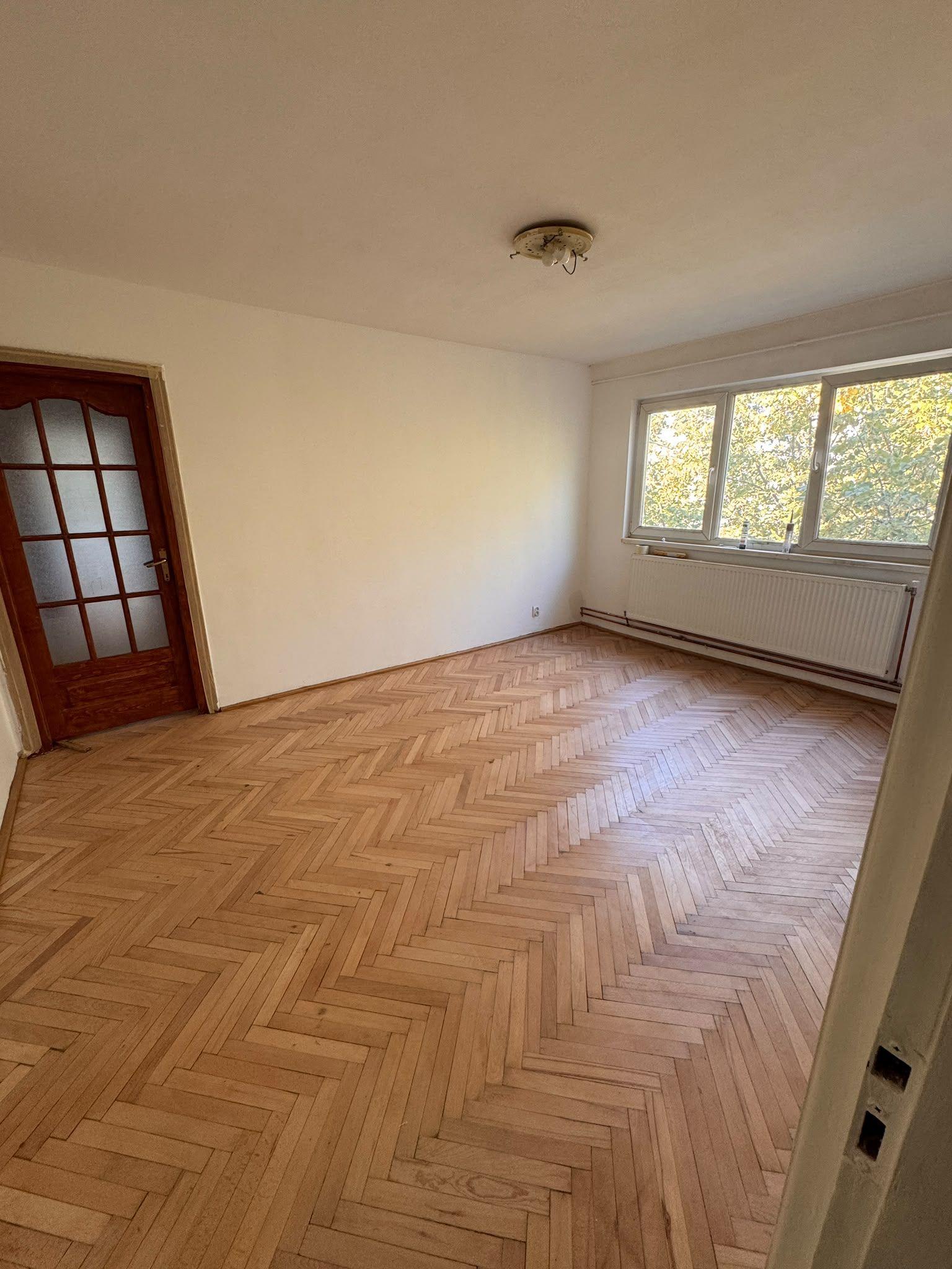 Apartament 3 camere renovat, cu centrală proprie, zona Dacia - 1