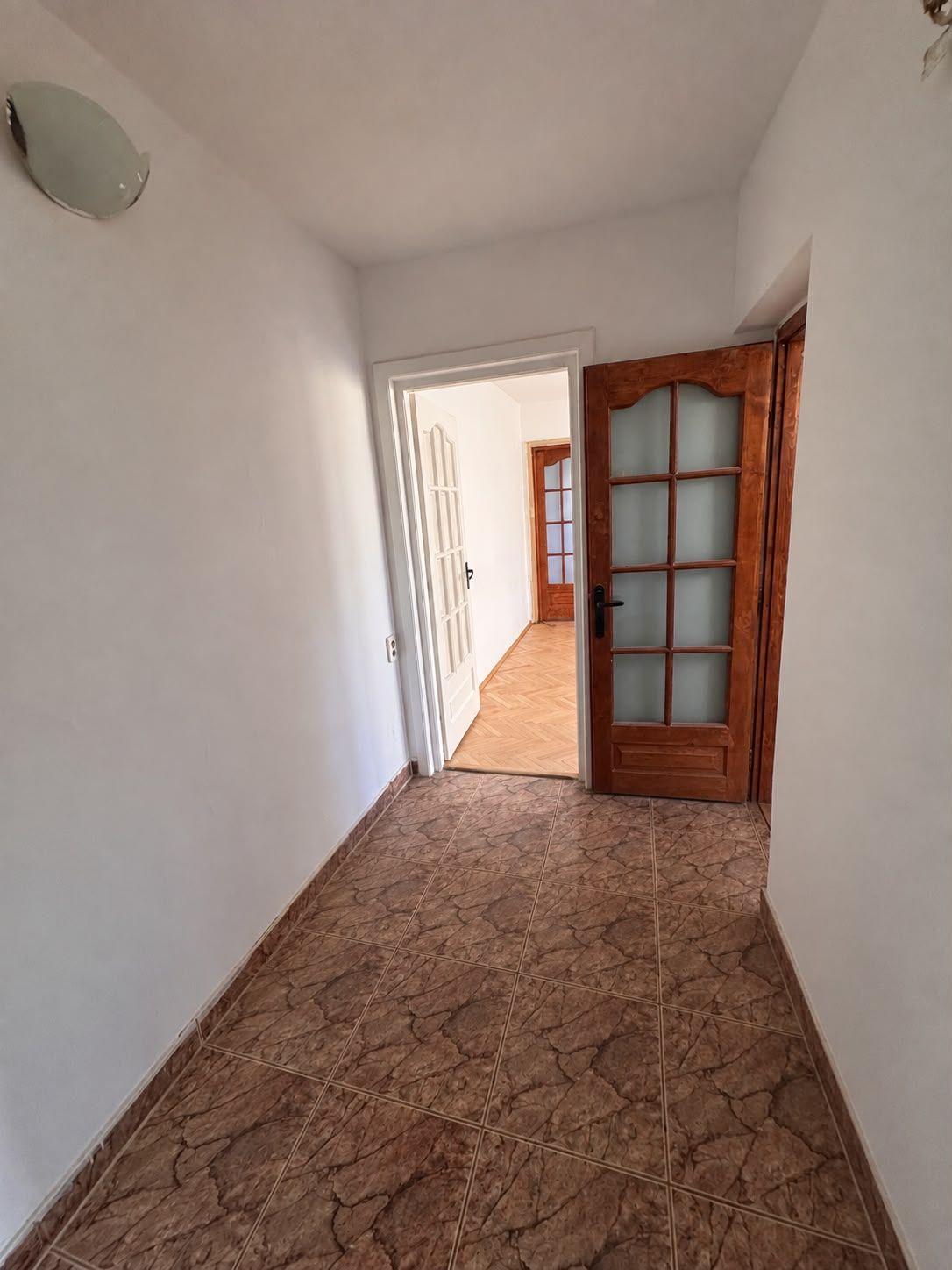 Apartament 3 camere renovat, cu centrală proprie, zona Dacia - 2