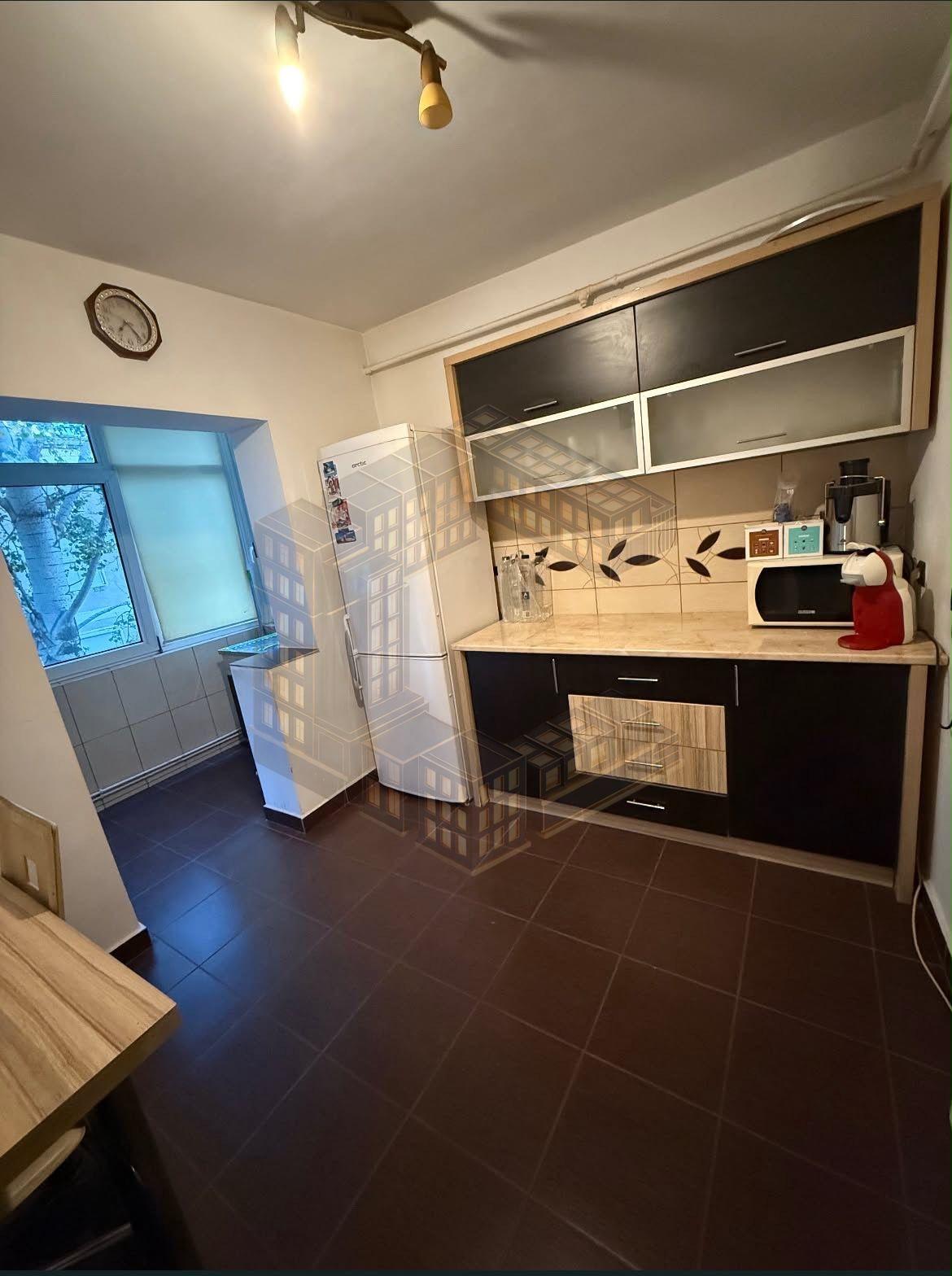 Apartament cu 3 camere,decomandat,etaj intermediar,de vânzare,Soarelui - 2