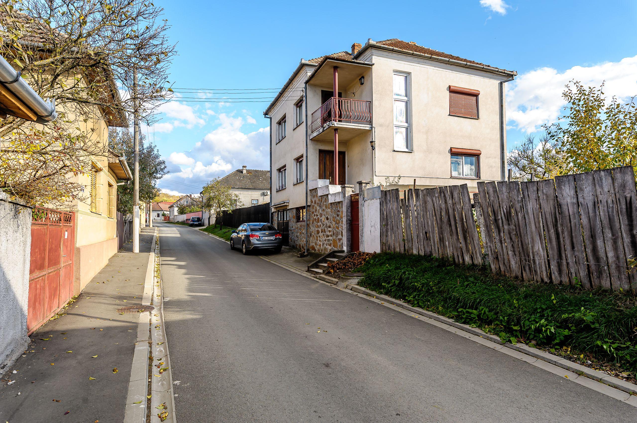 Casă din cărămidă cu 8 camere – zonă liniștită, LIPOVA - 4