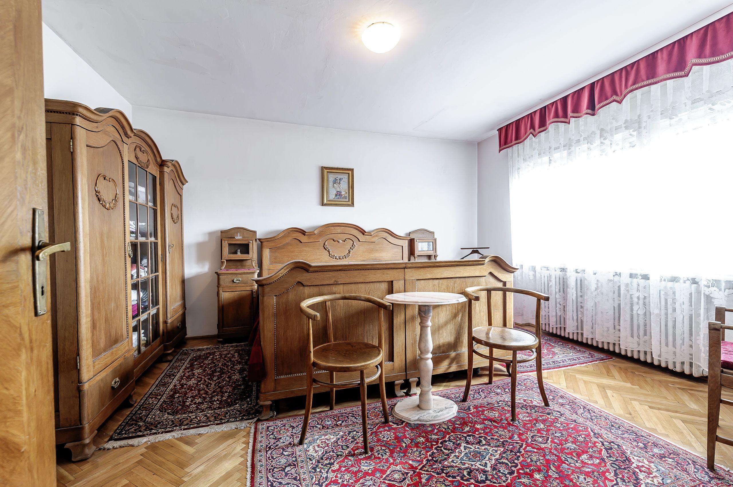 Casă din cărămidă cu 8 camere – zonă liniștită, LIPOVA - 2